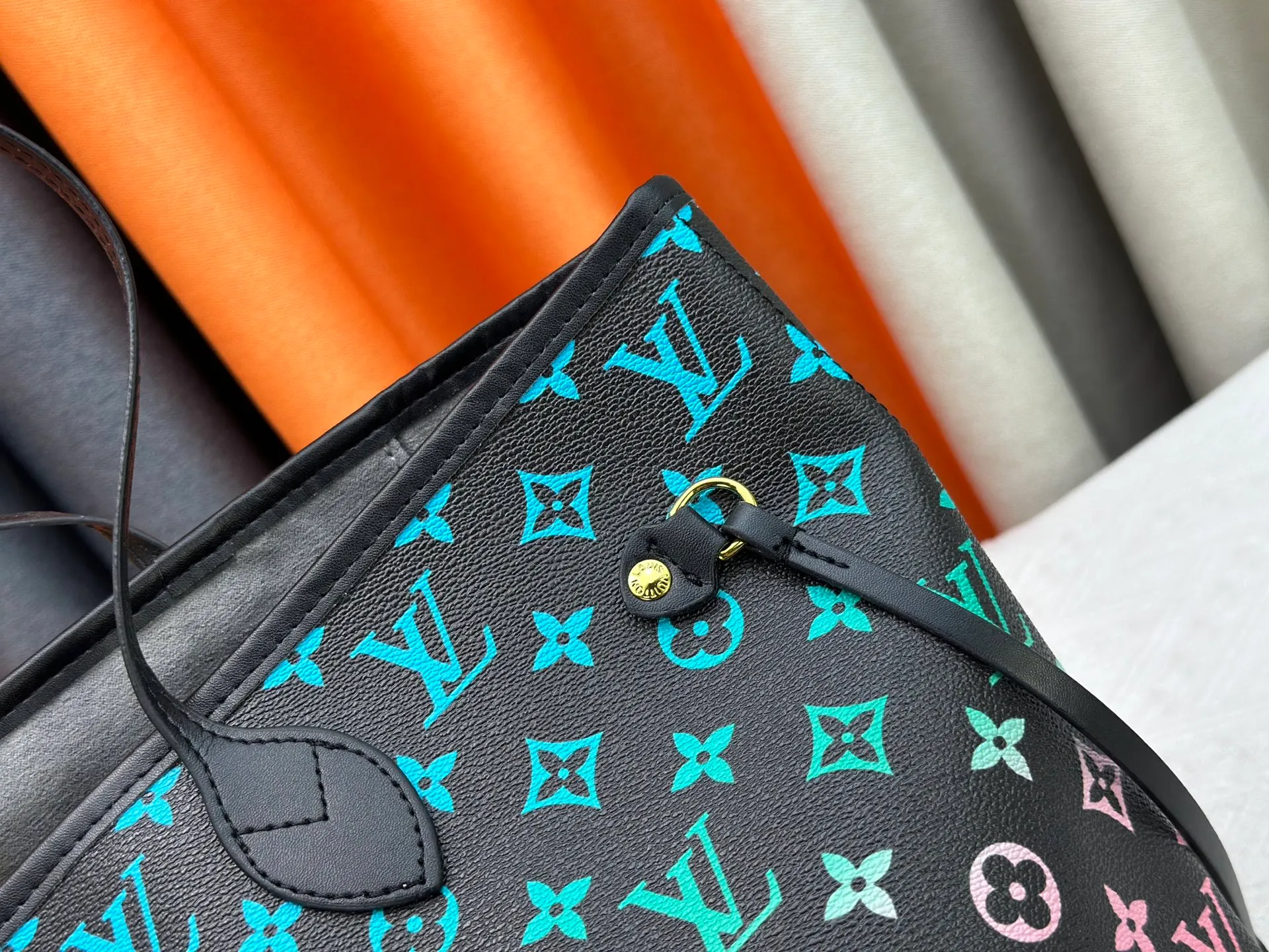P260 Upgraded original M14210 M45686 M46649 M58907 M46329 M21579 M45685 M46676 M40995 This Neverfull medium handbag uses embossing and printing processes to depict the Monogram pattern on the cow leather. Tighten the side straps and the tote instantly transforms into an elegant urban handbag; the long handle makes it easy to carry over the shoulder or elbow. 31.0 x 28.0 x 14.0 cm (length x height x width)