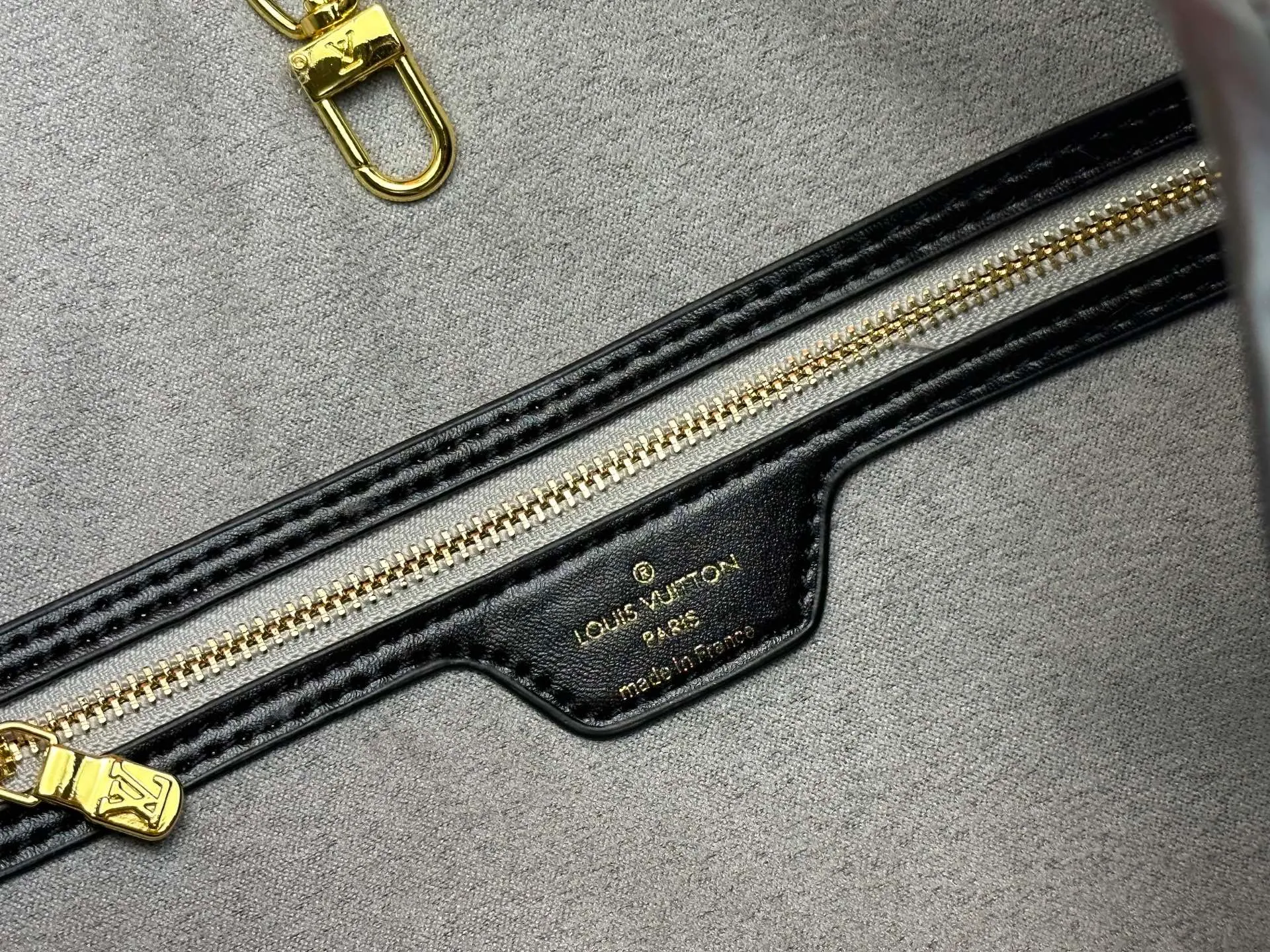 P260 Upgraded original M14210 M45686 M46649 M58907 M46329 M21579 M45685 M46676 M40995 This Neverfull medium handbag uses embossing and printing processes to depict the Monogram pattern on the cow leather. Tighten the side straps and the tote instantly transforms into an elegant urban handbag; the long handle makes it easy to carry over the shoulder or elbow. 31.0 x 28.0 x 14.0 cm (length x height x width)