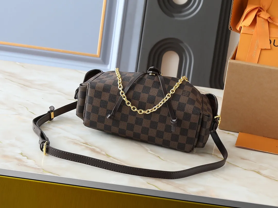 💰280💰Upgraded from the original M25085. This Odysée handbag is from the 2025 early autumn series, paying tribute to the brand heritage with a stylish everyday design. Dazzling buckles and detachable chains accentuate the Monogram canvas body, and the side pockets provide easy access to keys, lipstick and other small items. Dimensions: 27.0 x 17.0 x 12.0 cm (length x height x width)