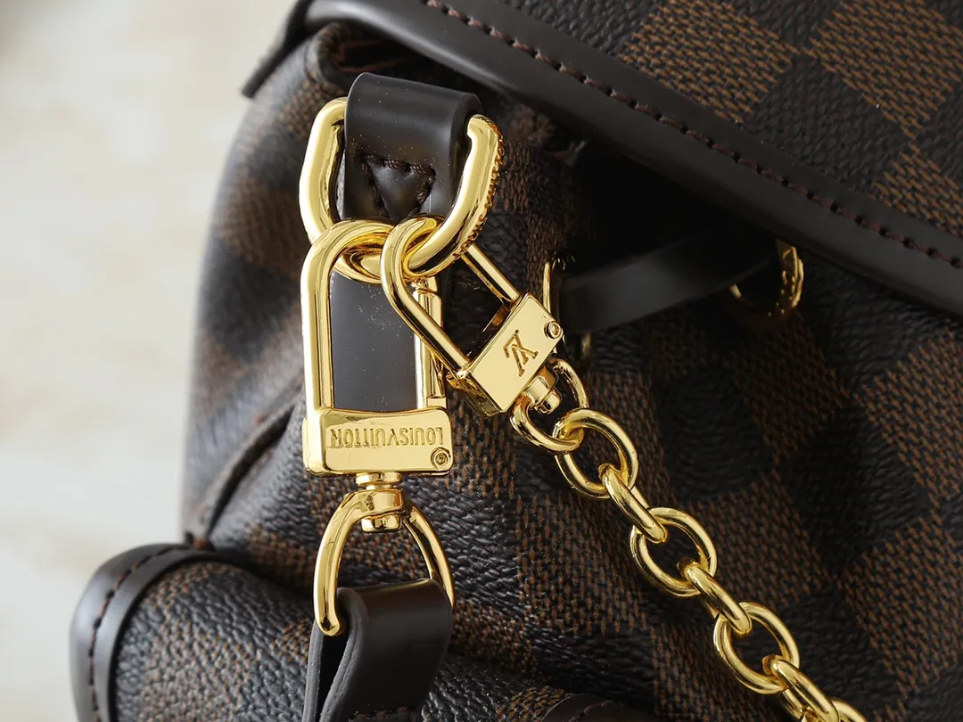 💰280💰Upgraded from the original M25085. This Odysée handbag is from the 2025 early autumn series, paying tribute to the brand heritage with a stylish everyday design. Dazzling buckles and detachable chains accentuate the Monogram canvas body, and the side pockets provide easy access to keys, lipstick and other small items. Dimensions: 27.0 x 17.0 x 12.0 cm (length x height x width)
