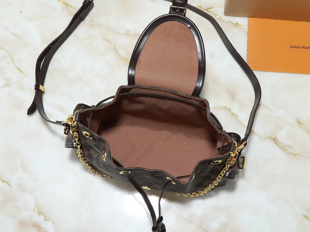 💰280💰Upgraded from the original M25085. This Odysée handbag is from the 2025 early autumn series, paying tribute to the brand heritage with a stylish everyday design. Dazzling buckles and detachable chains accentuate the Monogram canvas body, and the side pockets provide easy access to keys, lipstick and other small items. Dimensions: 27.0 x 17.0 x 12.0 cm (length x height x width)