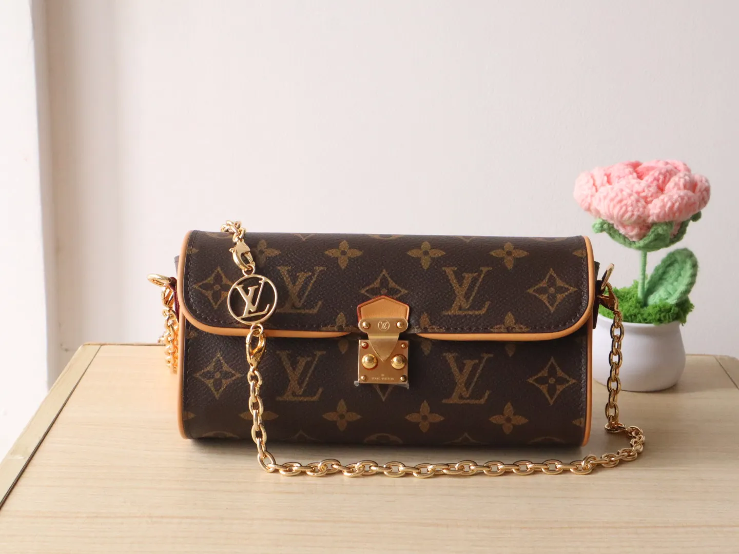 Exclusive real shot M13566 🌟P700 This Pochette Camille handbag is made of Monogram canvas, paying tribute to the original design that appeared in the Louis Vuitton 2000 spring and summer fashion show. The S-Lock buckle, LV Circle logo on the chain and contrasting VVN leather trim embody the brand's classic elements. The flexible and easy-to-wear construction can be worn cross-body, over the shoulder or by hand. 11 x 6 x 20.5 cm (height x width x length)