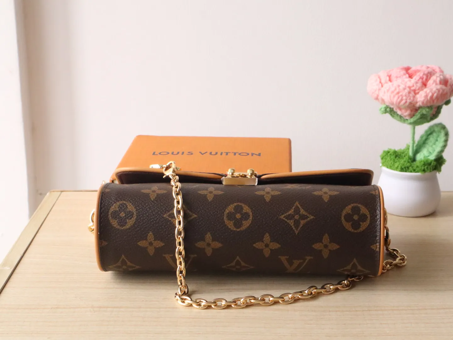 Exclusive real shot M13566 🌟P700 This Pochette Camille handbag is made of Monogram canvas, paying tribute to the original design that appeared in the Louis Vuitton 2000 spring and summer fashion show. The S-Lock buckle, LV Circle logo on the chain and contrasting VVN leather trim embody the brand's classic elements. The flexible and easy-to-wear construction can be worn cross-body, over the shoulder or by hand. 11 x 6 x 20.5 cm (height x width x length)