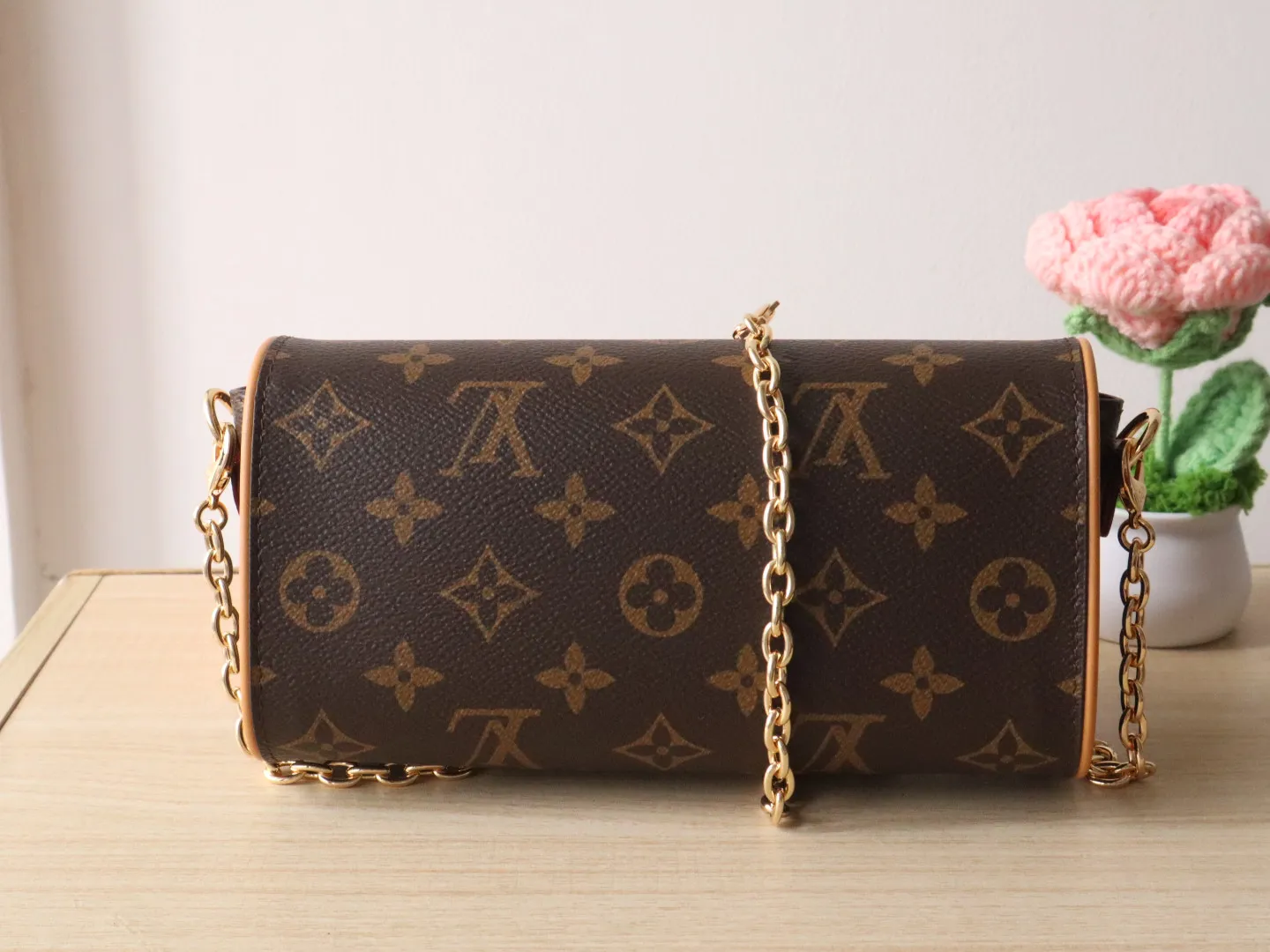 Exclusive real shot M13566 🌟P700 This Pochette Camille handbag is made of Monogram canvas, paying tribute to the original design that appeared in the Louis Vuitton 2000 spring and summer fashion show. The S-Lock buckle, LV Circle logo on the chain and contrasting VVN leather trim embody the brand's classic elements. The flexible and easy-to-wear construction can be worn cross-body, over the shoulder or by hand. 11 x 6 x 20.5 cm (height x width x length)