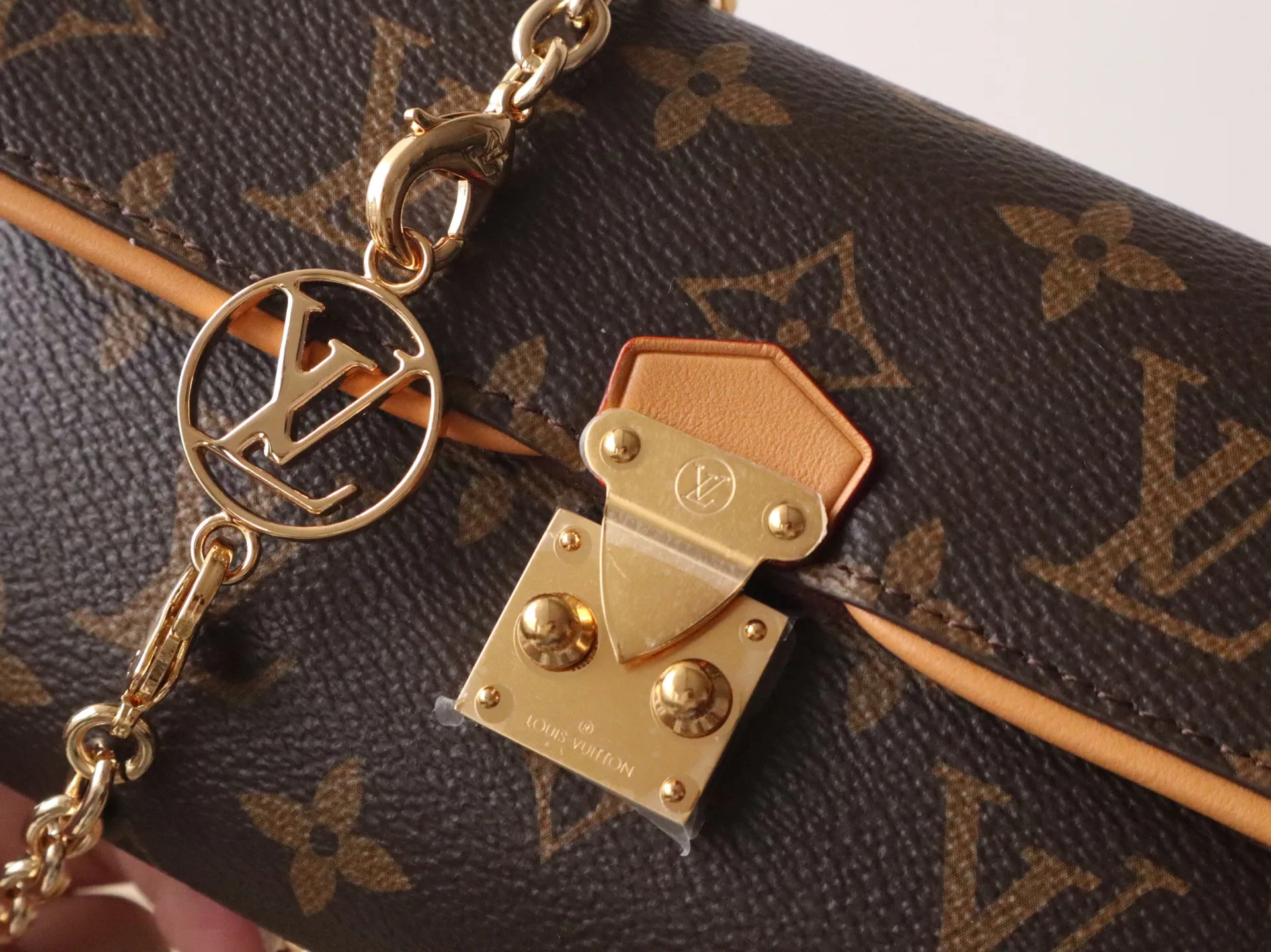 Exclusive real shot M13566 🌟P700 This Pochette Camille handbag is made of Monogram canvas, paying tribute to the original design that appeared in the Louis Vuitton 2000 spring and summer fashion show. The S-Lock buckle, LV Circle logo on the chain and contrasting VVN leather trim embody the brand's classic elements. The flexible and easy-to-wear construction can be worn cross-body, over the shoulder or by hand. 11 x 6 x 20.5 cm (height x width x length)