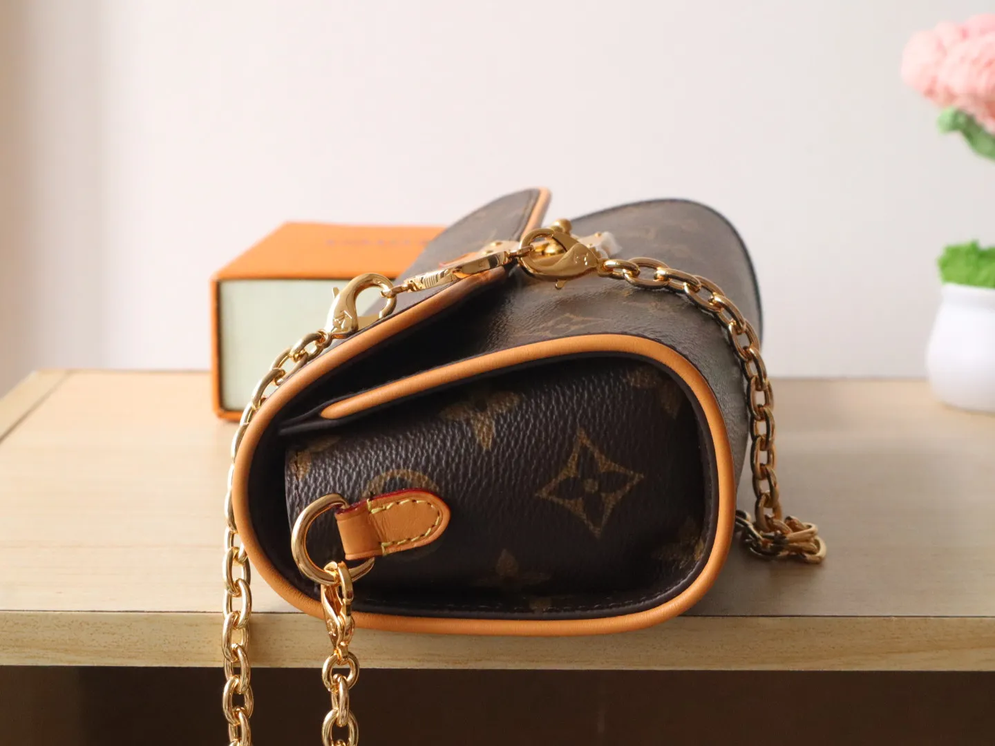 Exclusive real shot M13566 🌟P700 This Pochette Camille handbag is made of Monogram canvas, paying tribute to the original design that appeared in the Louis Vuitton 2000 spring and summer fashion show. The S-Lock buckle, LV Circle logo on the chain and contrasting VVN leather trim embody the brand's classic elements. The flexible and easy-to-wear construction can be worn cross-body, over the shoulder or by hand. 11 x 6 x 20.5 cm (height x width x length)