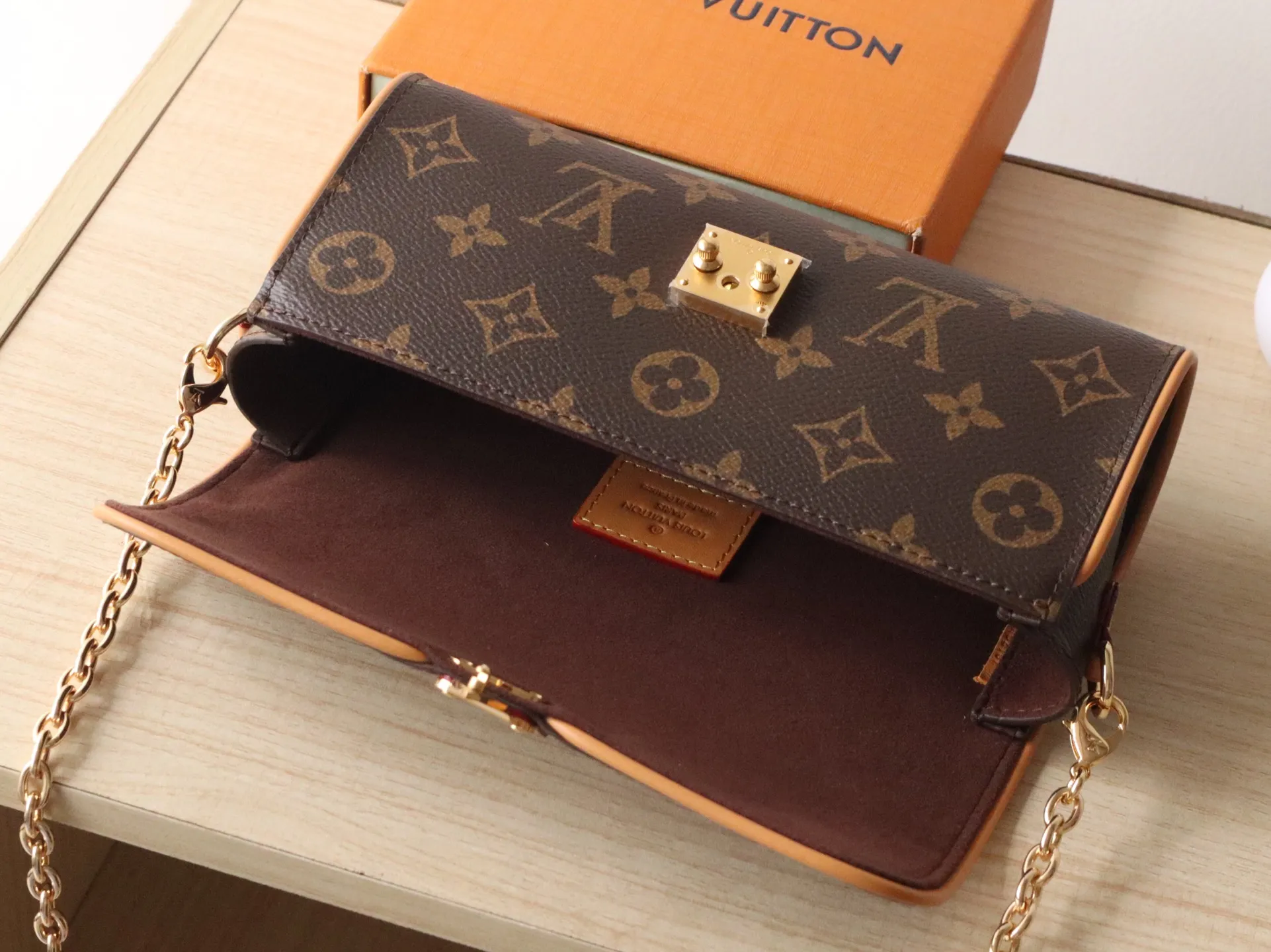 Exclusive real shot M13566 🌟P700 This Pochette Camille handbag is made of Monogram canvas, paying tribute to the original design that appeared in the Louis Vuitton 2000 spring and summer fashion show. The S-Lock buckle, LV Circle logo on the chain and contrasting VVN leather trim embody the brand's classic elements. The flexible and easy-to-wear construction can be worn cross-body, over the shoulder or by hand. 11 x 6 x 20.5 cm (height x width x length)