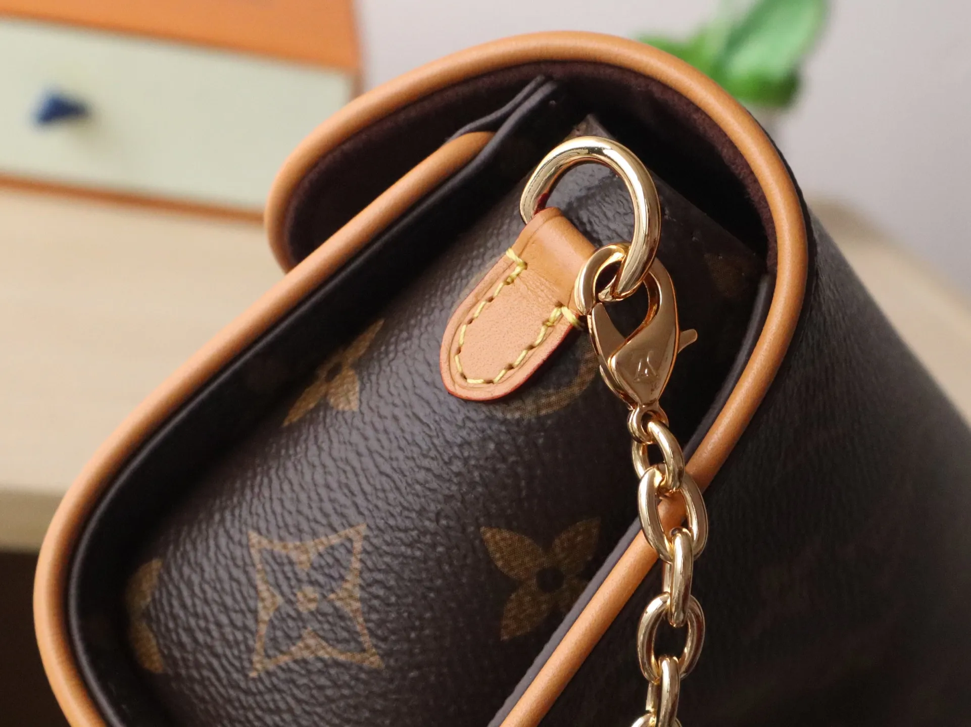 Exclusive real shot M13566 🌟P700 This Pochette Camille handbag is made of Monogram canvas, paying tribute to the original design that appeared in the Louis Vuitton 2000 spring and summer fashion show. The S-Lock buckle, LV Circle logo on the chain and contrasting VVN leather trim embody the brand's classic elements. The flexible and easy-to-wear construction can be worn cross-body, over the shoulder or by hand. 11 x 6 x 20.5 cm (height x width x length)