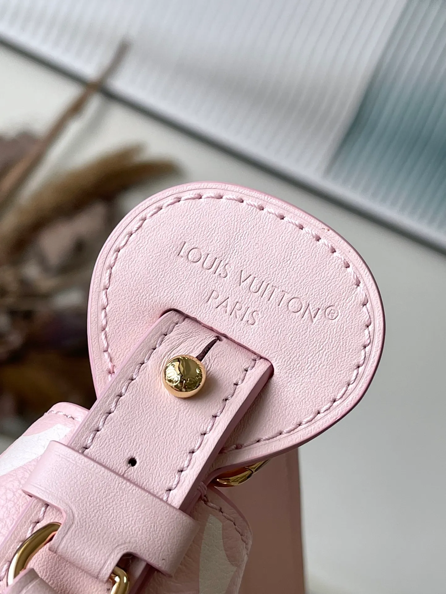 💰980 (top-grain leather) top original order M13453 pink This AlInBB handbag integrates modern design concepts into elegant wheels and ample space. Monogram Empreinte leather craftsmanship creates a simple bucket bag structure, the iconic nameplate and metal padlock highlight the exquisite details, and the adjustable handle pays homage to the brand's trunk-making heritage. Dimensions: 16 × 18 × 12 cm