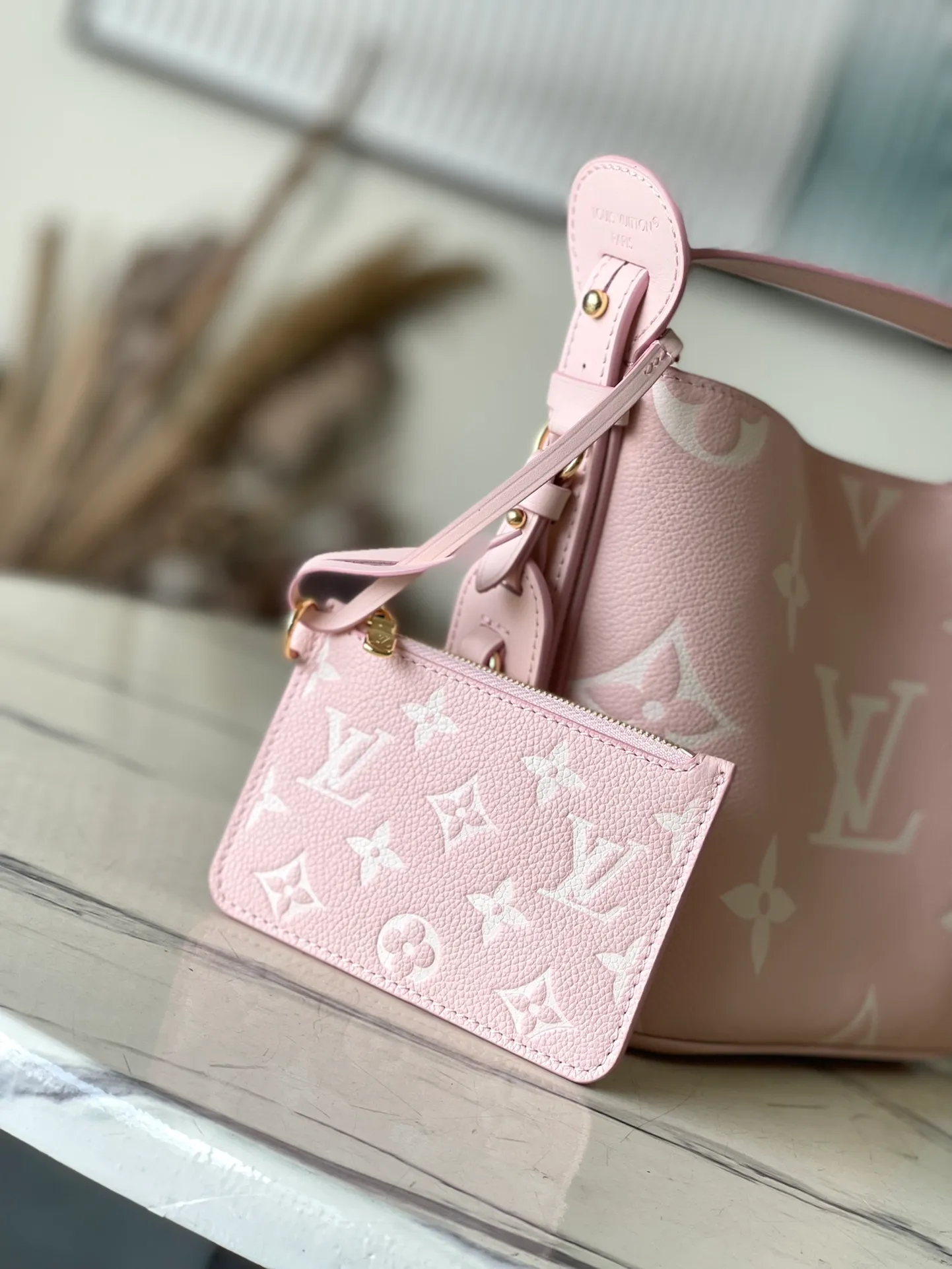 💰980 (top-grain leather) top original order M13453 pink This AlInBB handbag integrates modern design concepts into elegant wheels and ample space. Monogram Empreinte leather craftsmanship creates a simple bucket bag structure, the iconic nameplate and metal padlock highlight the exquisite details, and the adjustable handle pays homage to the brand's trunk-making heritage. Dimensions: 16 × 18 × 12 cm