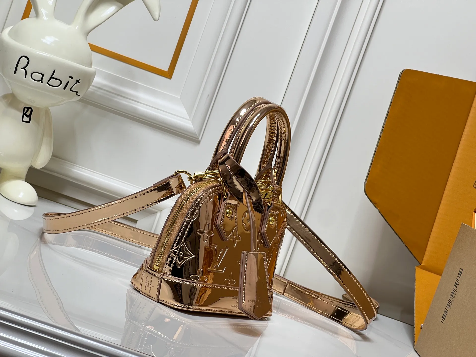 Batch 260💰M11835 M53152 82717 90611 The Alma mini handbag of the LVSki series draws inspiration from the Louis Vuitton archive hard box, rendering a new Monogram Miroir effect on the Monogram embossed coated canvas, highlighting the concept of retro futurism. Spacious interior patch pockets ensure organized storage. Size: 18x12x8cm