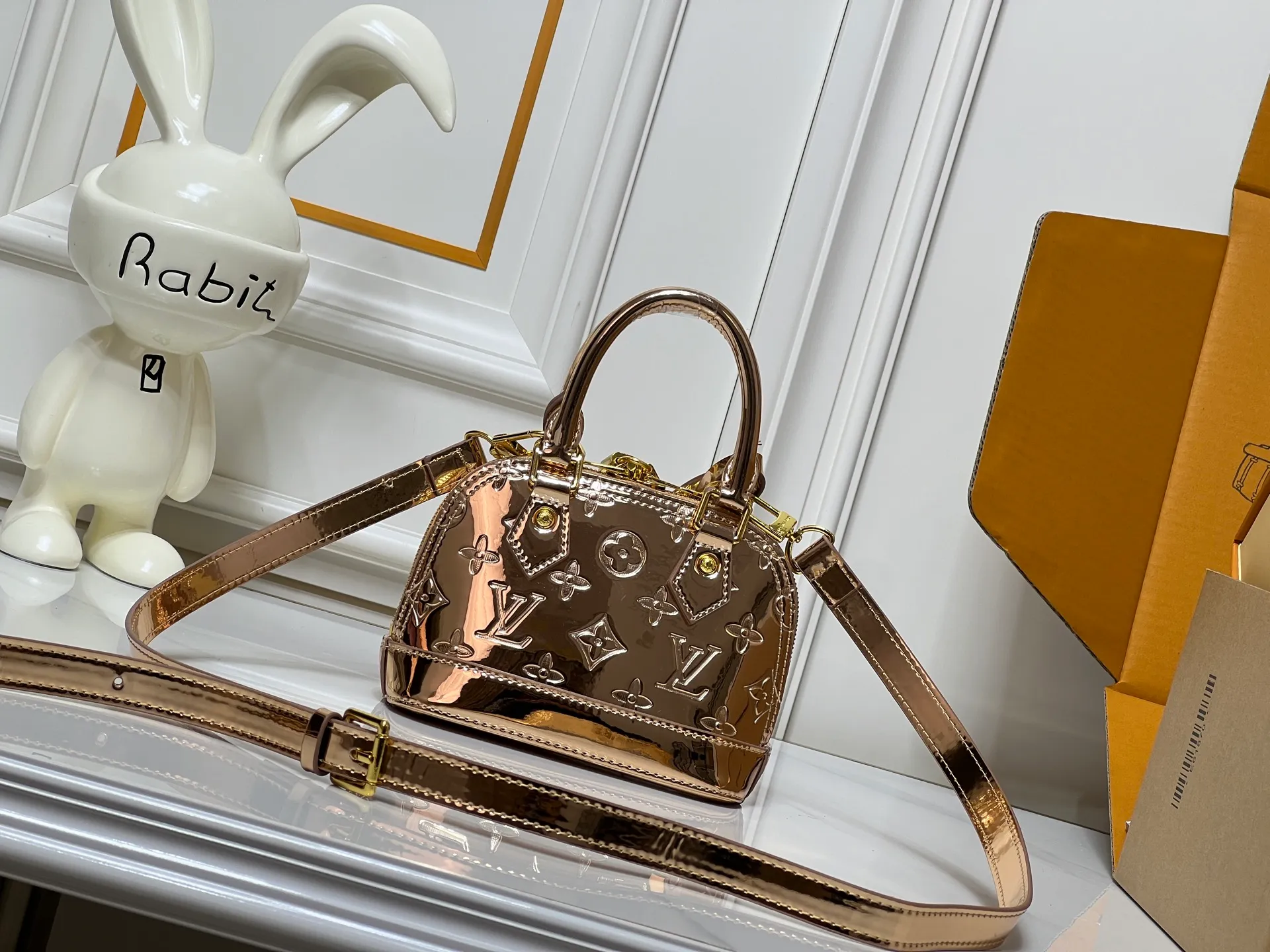 Batch 260💰M11835 M53152 82717 90611 The Alma mini handbag of the LVSki series draws inspiration from the Louis Vuitton archive hard box, rendering a new Monogram Miroir effect on the Monogram embossed coated canvas, highlighting the concept of retro futurism. Spacious interior patch pockets ensure organized storage. Size: 18x12x8cm