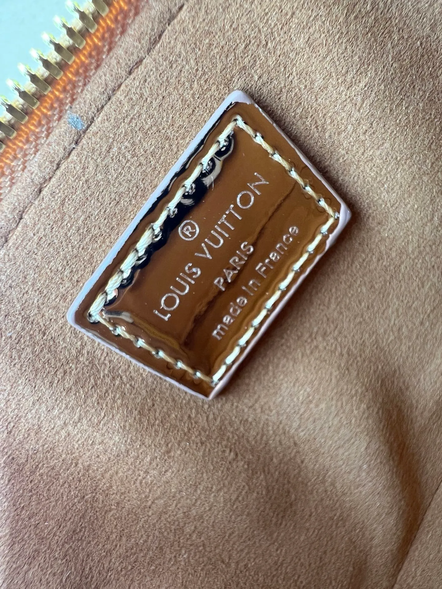 Batch 260💰M11835 M53152 82717 90611 The Alma mini handbag of the LVSki series draws inspiration from the Louis Vuitton archive hard box, rendering a new Monogram Miroir effect on the Monogram embossed coated canvas, highlighting the concept of retro futurism. Spacious interior patch pockets ensure organized storage. Size: 18x12x8cm