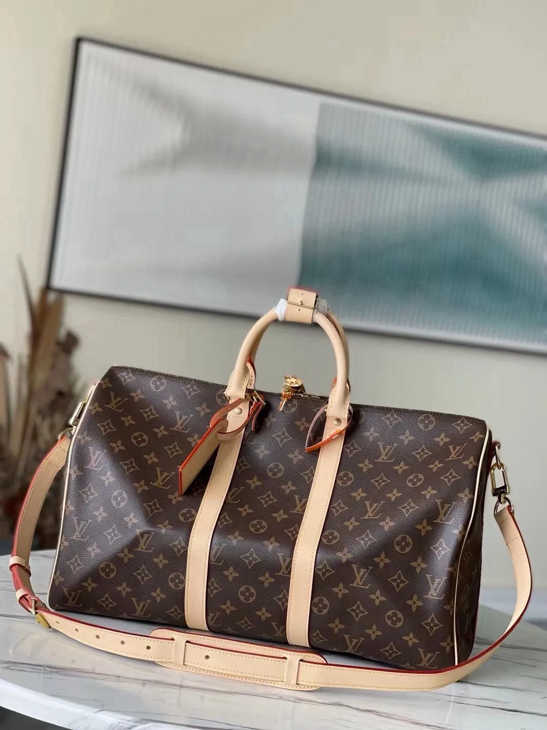 💰960 (size 45) top original M41418 presbyopic yellow leather, spacious capacity, flexible use. Durable, safe and reliable. Fashionable style, mature and stable. Features a secure double zipper and padlock, making it perfect for business or pleasure. Dimensions: 45 × 27 × 20 cm.