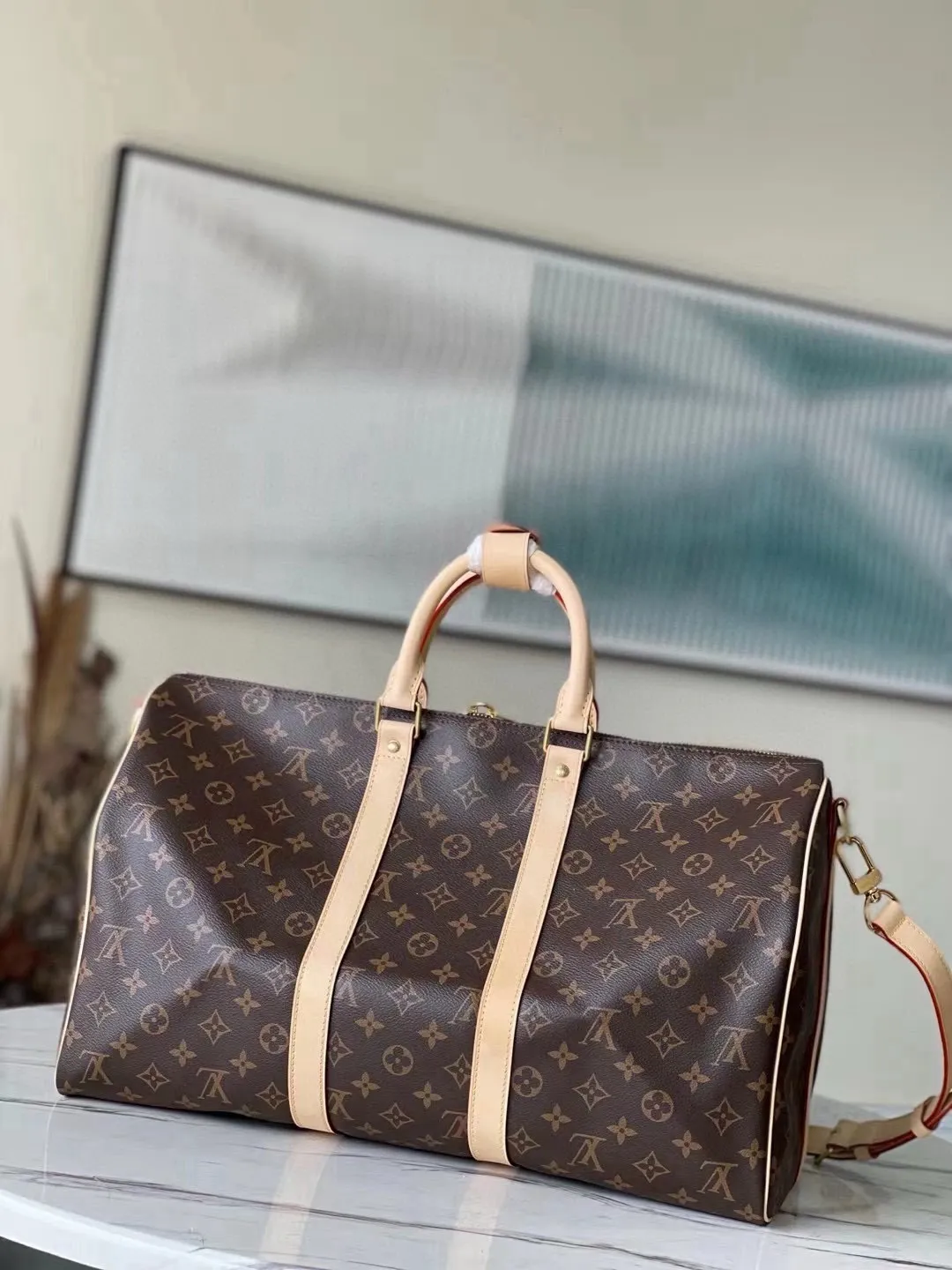 💰960 (size 45) top original M41418 presbyopic yellow leather, spacious capacity, flexible use. Durable, safe and reliable. Fashionable style, mature and stable. Features a secure double zipper and padlock, making it perfect for business or pleasure. Dimensions: 45 × 27 × 20 cm.