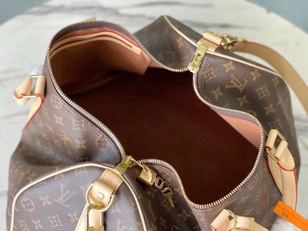 💰960 (size 45) top original M41418 presbyopic yellow leather, spacious capacity, flexible use. Durable, safe and reliable. Fashionable style, mature and stable. Features a secure double zipper and padlock, making it perfect for business or pleasure. Dimensions: 45 × 27 × 20 cm.