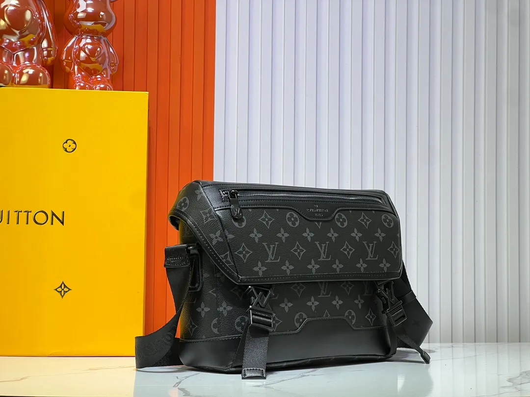 Batch 340💰M25121 M12517 The latest Voyager small messenger bag is made of Monogram Shadow cow leather, inspired by retro school bags. The brand-new LV buckle brings a convenient experience, the adjustable shoulder strap allows for comfortable carrying, and there is ample space to store tablets, chargers, notepads and other daily needs. 33 x 22.5 x 11 cm (length x height x width)