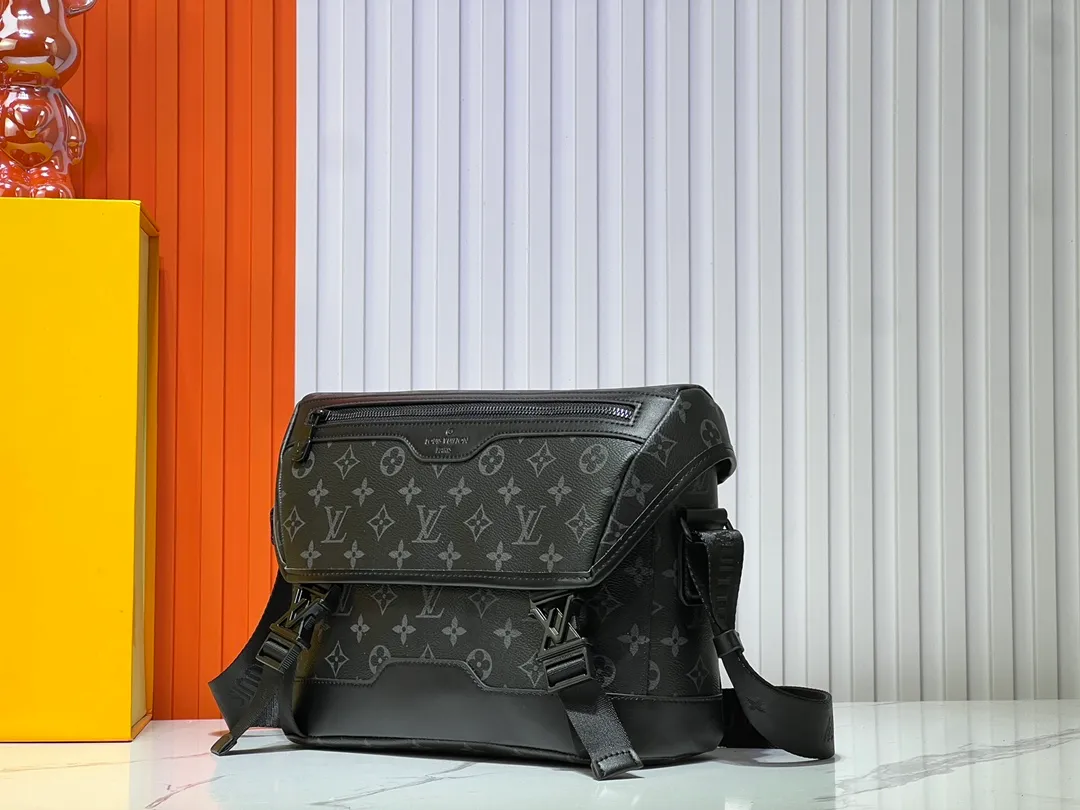 Batch 340💰M25121 M12517 The latest Voyager small messenger bag is made of Monogram Shadow cow leather, inspired by retro school bags. The brand-new LV buckle brings a convenient experience, the adjustable shoulder strap allows for comfortable carrying, and there is ample space to store tablets, chargers, notepads and other daily needs. 33 x 22.5 x 11 cm (length x height x width)