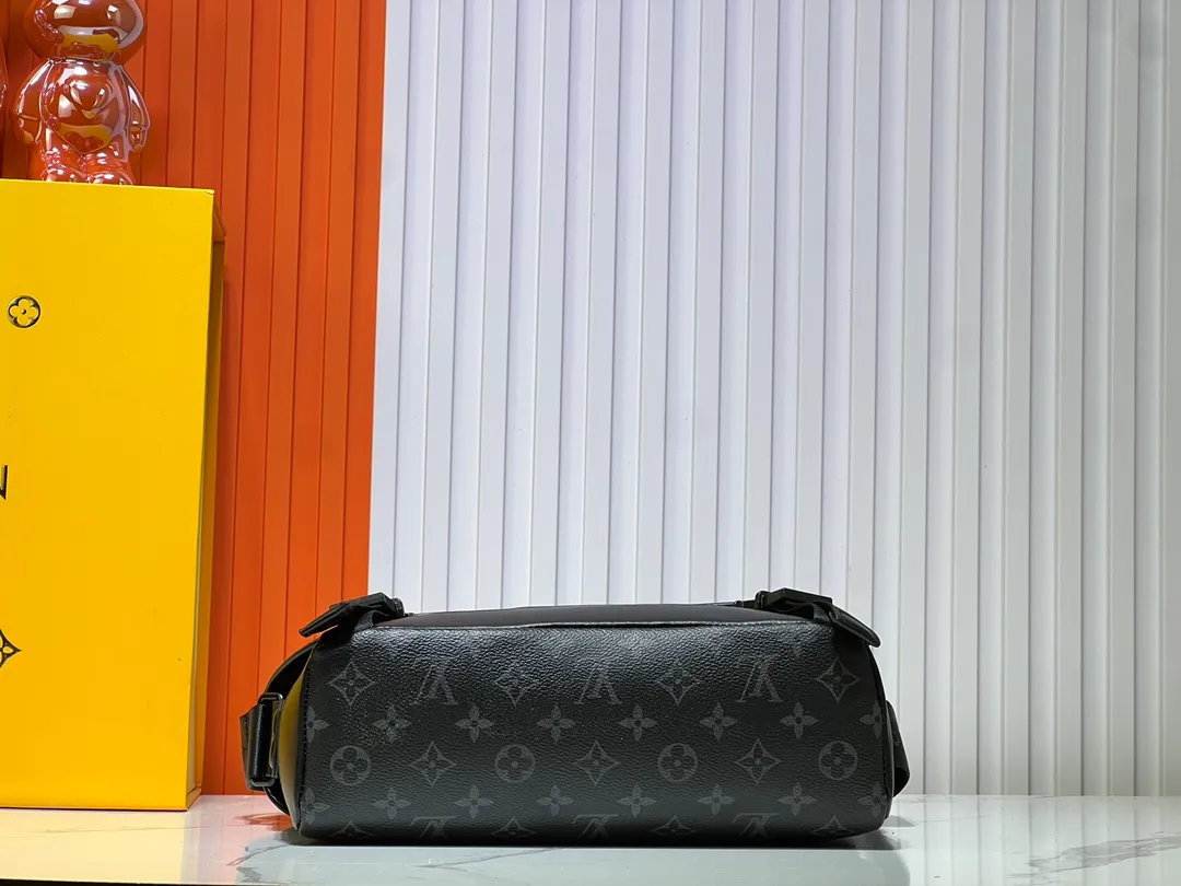 Batch 340💰M25121 M12517 The latest Voyager small messenger bag is made of Monogram Shadow cow leather, inspired by retro school bags. The brand-new LV buckle brings a convenient experience, the adjustable shoulder strap allows for comfortable carrying, and there is ample space to store tablets, chargers, notepads and other daily needs. 33 x 22.5 x 11 cm (length x height x width)