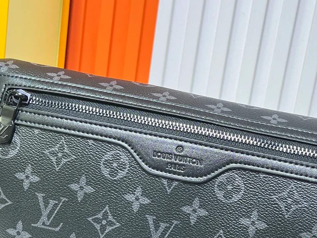 Batch 340💰M25121 M12517 The latest Voyager small messenger bag is made of Monogram Shadow cow leather, inspired by retro school bags. The brand-new LV buckle brings a convenient experience, the adjustable shoulder strap allows for comfortable carrying, and there is ample space to store tablets, chargers, notepads and other daily needs. 33 x 22.5 x 11 cm (length x height x width)