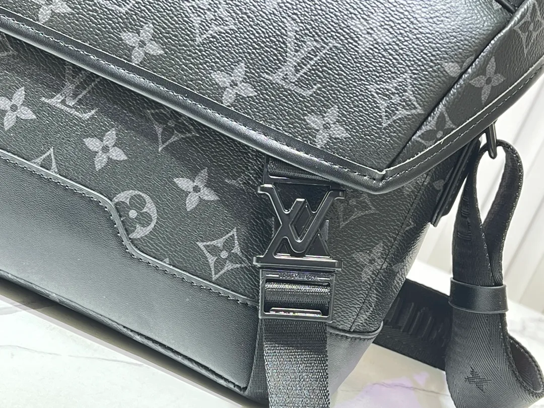 Batch 340💰M25121 M12517 The latest Voyager small messenger bag is made of Monogram Shadow cow leather, inspired by retro school bags. The brand-new LV buckle brings a convenient experience, the adjustable shoulder strap allows for comfortable carrying, and there is ample space to store tablets, chargers, notepads and other daily needs. 33 x 22.5 x 11 cm (length x height x width)