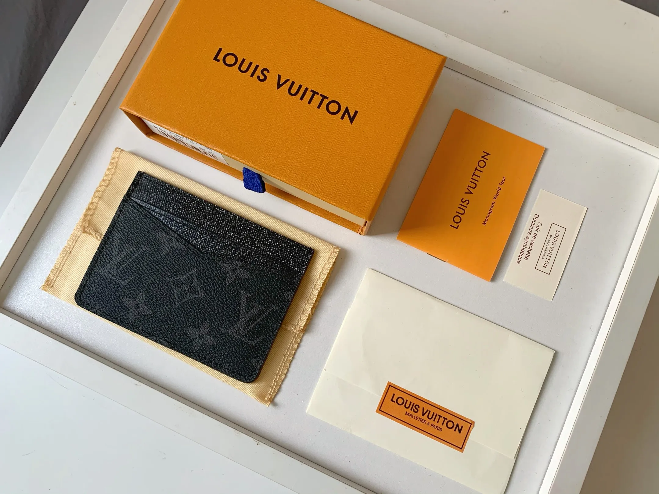 💰80 💎Card Holder Neo Card Holder made of Monogram Macassar canvas is the first choice for carrying important cards. Black leather trim makes the classic Louis Vuitton pattern even more eye-catching. Model: M60166. Size: 7.5*12