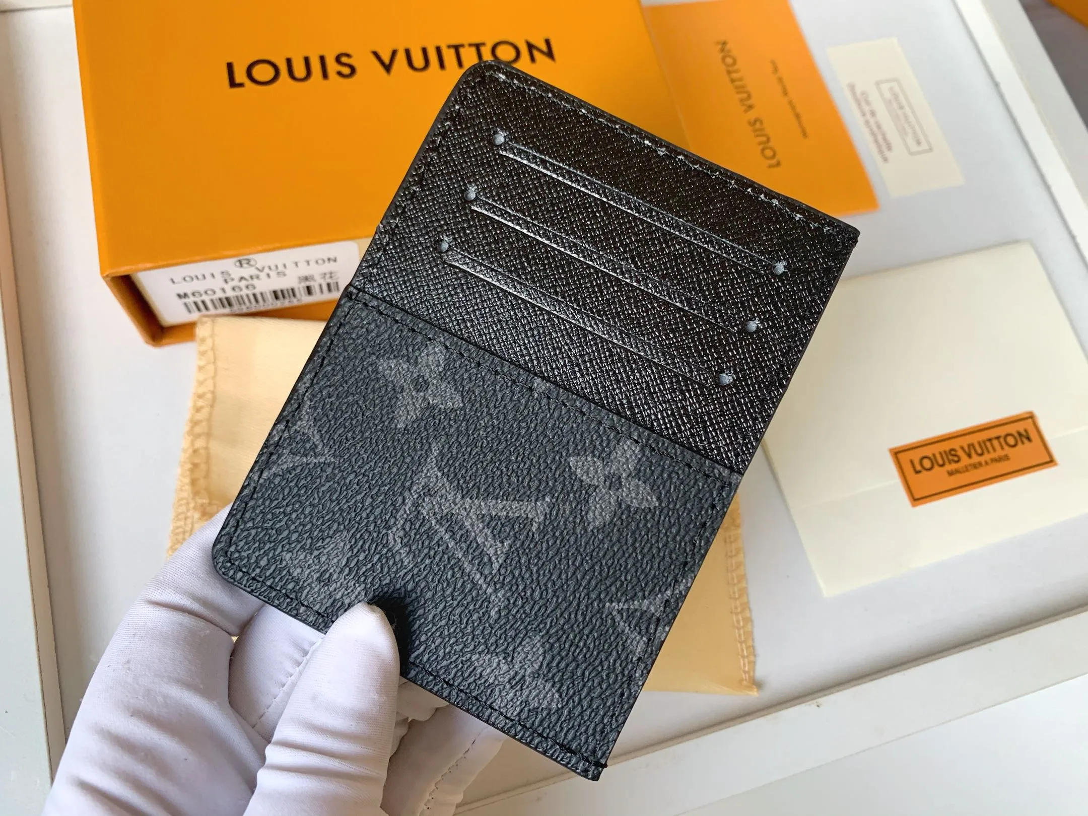 💰80 💎Card Holder Neo Card Holder made of Monogram Macassar canvas is the first choice for carrying important cards. Black leather trim makes the classic Louis Vuitton pattern even more eye-catching. Model: M60166. Size: 7.5*12