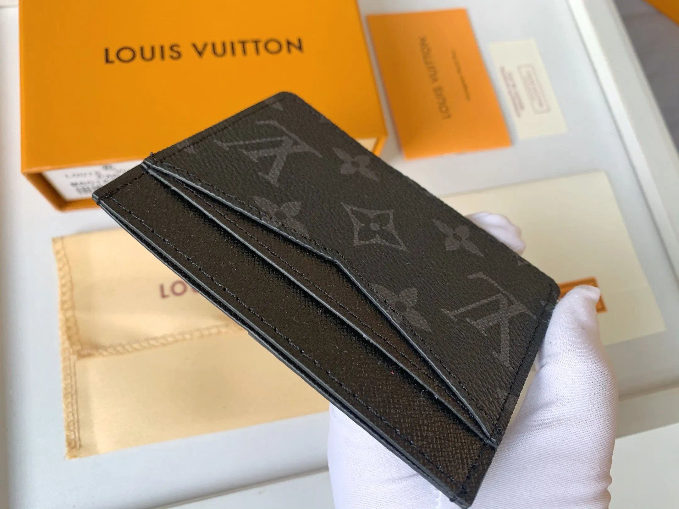 💰80 💎Card Holder Neo Card Holder made of Monogram Macassar canvas is the first choice for carrying important cards. Black leather trim makes the classic Louis Vuitton pattern even more eye-catching. Model: M60166. Size: 7.5*12