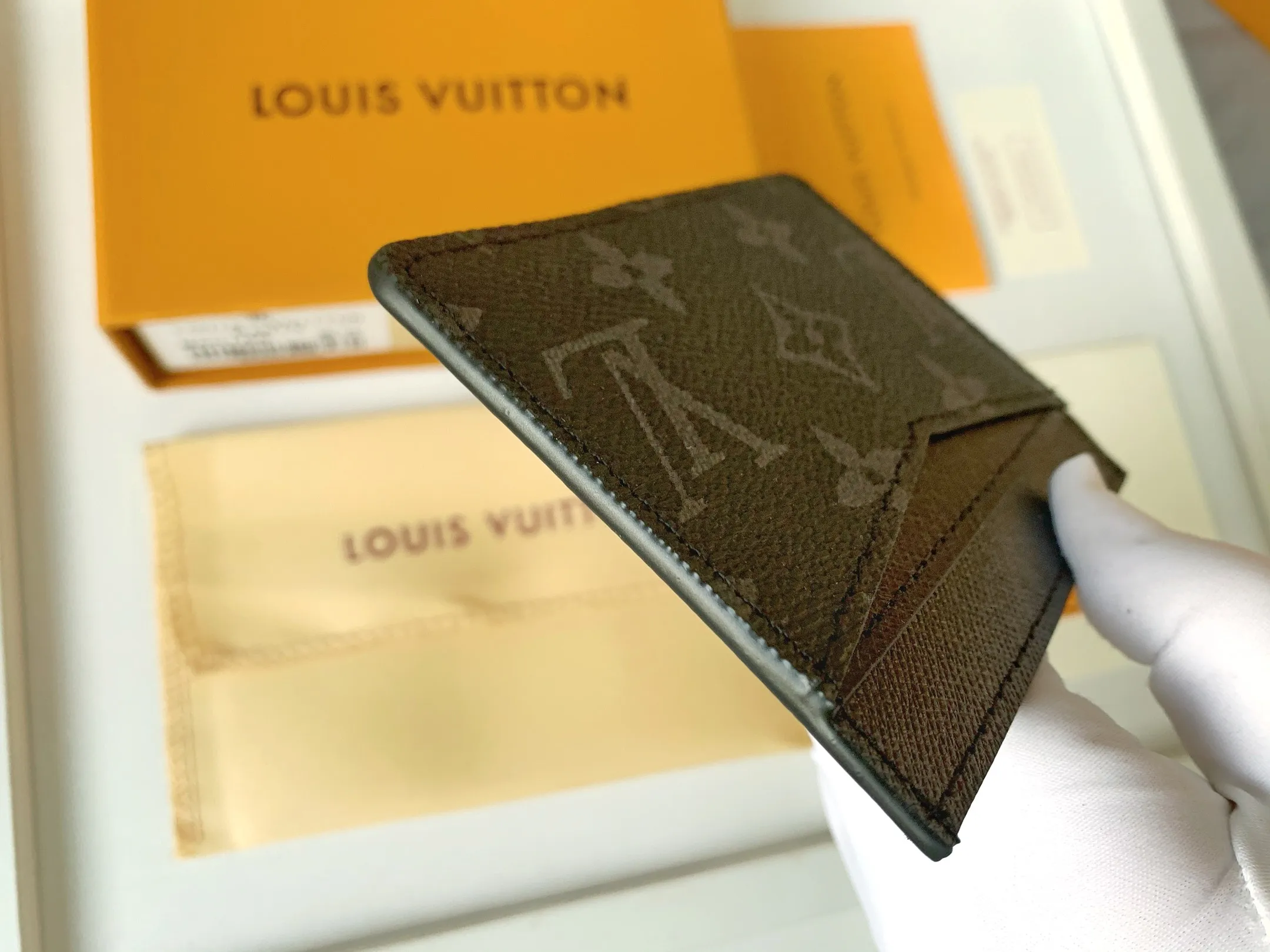 💰80 💎Card Holder Neo Card Holder made of Monogram Macassar canvas is the first choice for carrying important cards. Black leather trim makes the classic Louis Vuitton pattern even more eye-catching. Model: M60166. Size: 7.5*12