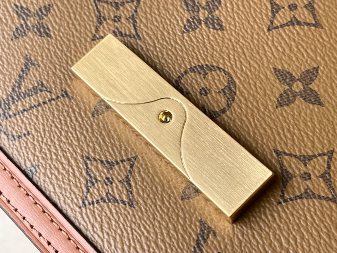 💰820 Top quality M45959 Small size Nicolas Ghesquière launches a new Mini Dauphine handbag in the spring and summer of 2019. The mini design combines Monogram and Monogram Reverse canvas with cow leather trim. The LV lock buckle shines brightly, and the leather shoulder strap adds a modern look. Suitable for day and night carry. Dimensions: 20 x 15 x 9 cm
