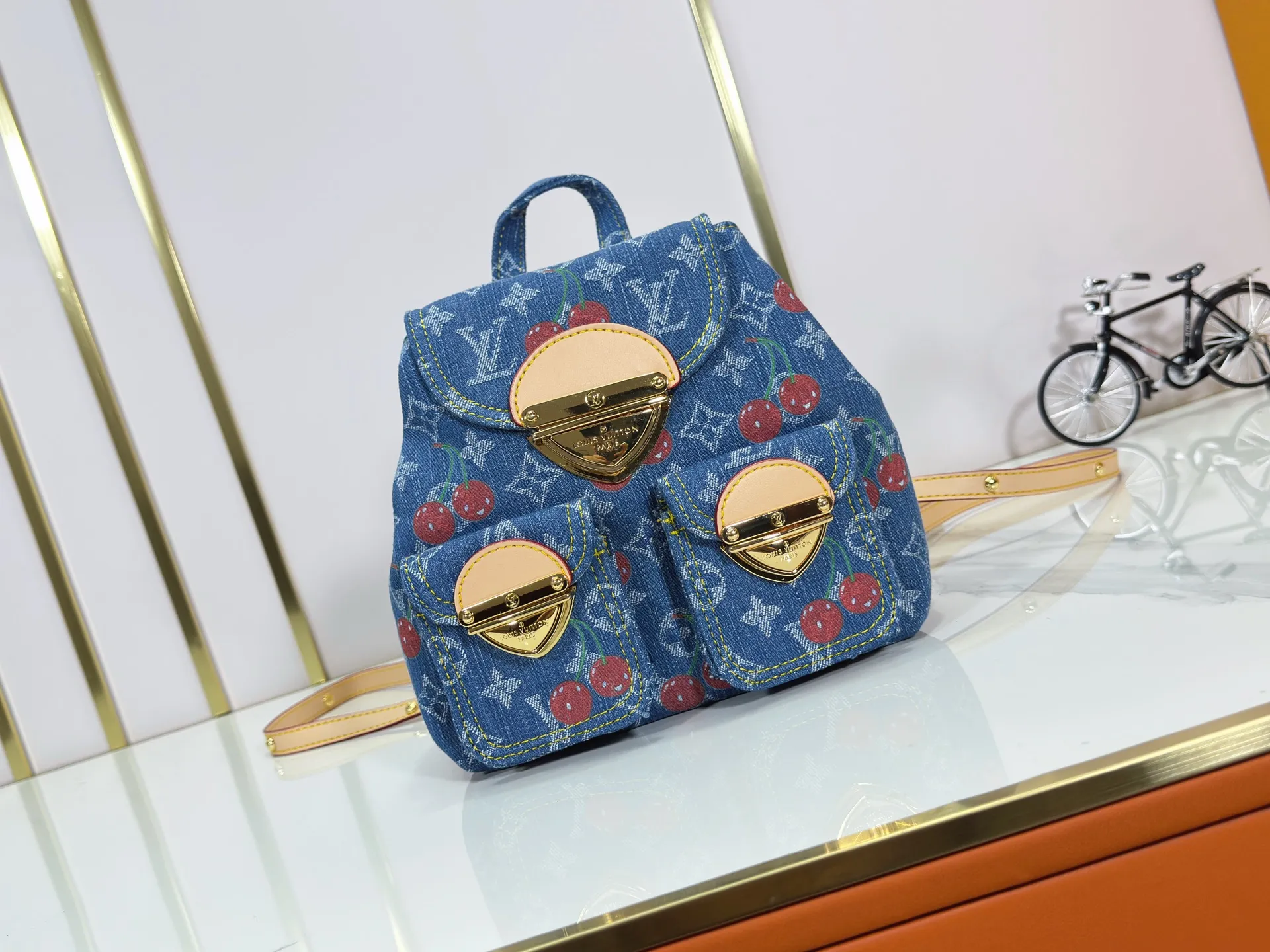 P340 M13679 M13031 M46836 M13081 Upgraded original version This Venice backpack is from the Louis Vuitton x Takashi Murakami replica series. The Monogram denim is blended with personalized cherry embroidery, using interesting brushwork to interpret the colorful interest painted by Japanese artists. Fine leather outlines the slender shoulder straps, and shiny buckles accentuate the flap and outer pocket. 26 x 7 x 24 cm (height x width x length)