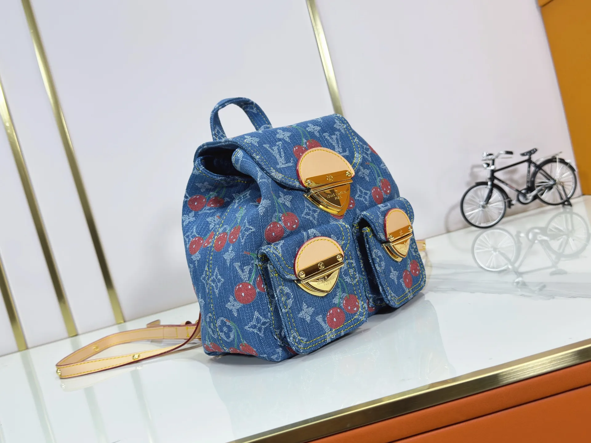 P340 M13679 M13031 M46836 M13081 Upgraded original version This Venice backpack is from the Louis Vuitton x Takashi Murakami replica series. The Monogram denim is blended with personalized cherry embroidery, using interesting brushwork to interpret the colorful interest painted by Japanese artists. Fine leather outlines the slender shoulder straps, and shiny buckles accentuate the flap and outer pocket. 26 x 7 x 24 cm (height x width x length)