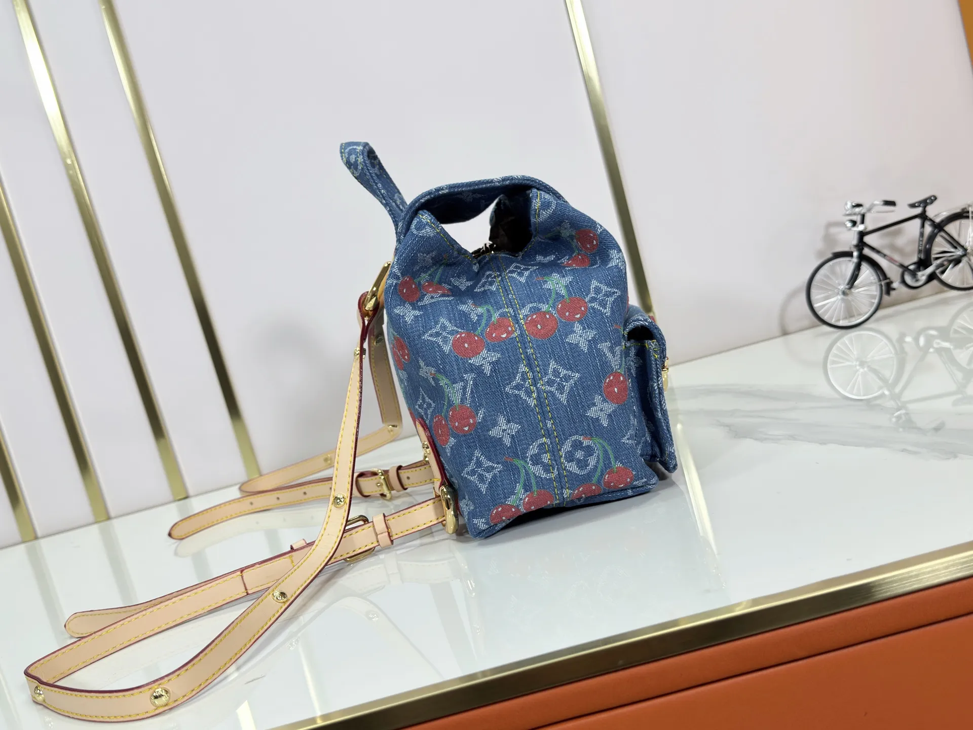 P340 M13679 M13031 M46836 M13081 Upgraded original version This Venice backpack is from the Louis Vuitton x Takashi Murakami replica series. The Monogram denim is blended with personalized cherry embroidery, using interesting brushwork to interpret the colorful interest painted by Japanese artists. Fine leather outlines the slender shoulder straps, and shiny buckles accentuate the flap and outer pocket. 26 x 7 x 24 cm (height x width x length)