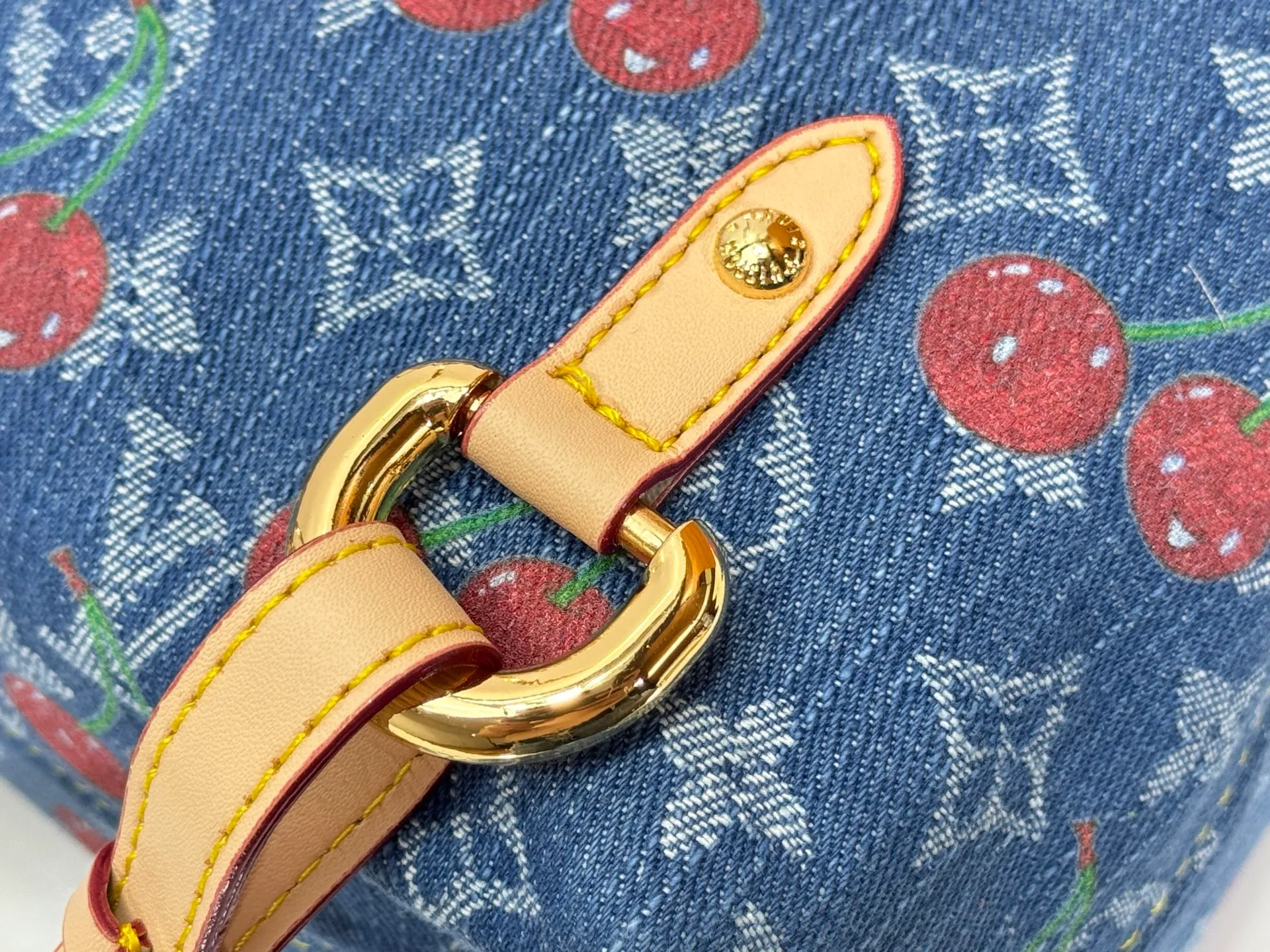 P340 M13679 M13031 M46836 M13081 Upgraded original version This Venice backpack is from the Louis Vuitton x Takashi Murakami replica series. The Monogram denim is blended with personalized cherry embroidery, using interesting brushwork to interpret the colorful interest painted by Japanese artists. Fine leather outlines the slender shoulder straps, and shiny buckles accentuate the flap and outer pocket. 26 x 7 x 24 cm (height x width x length)