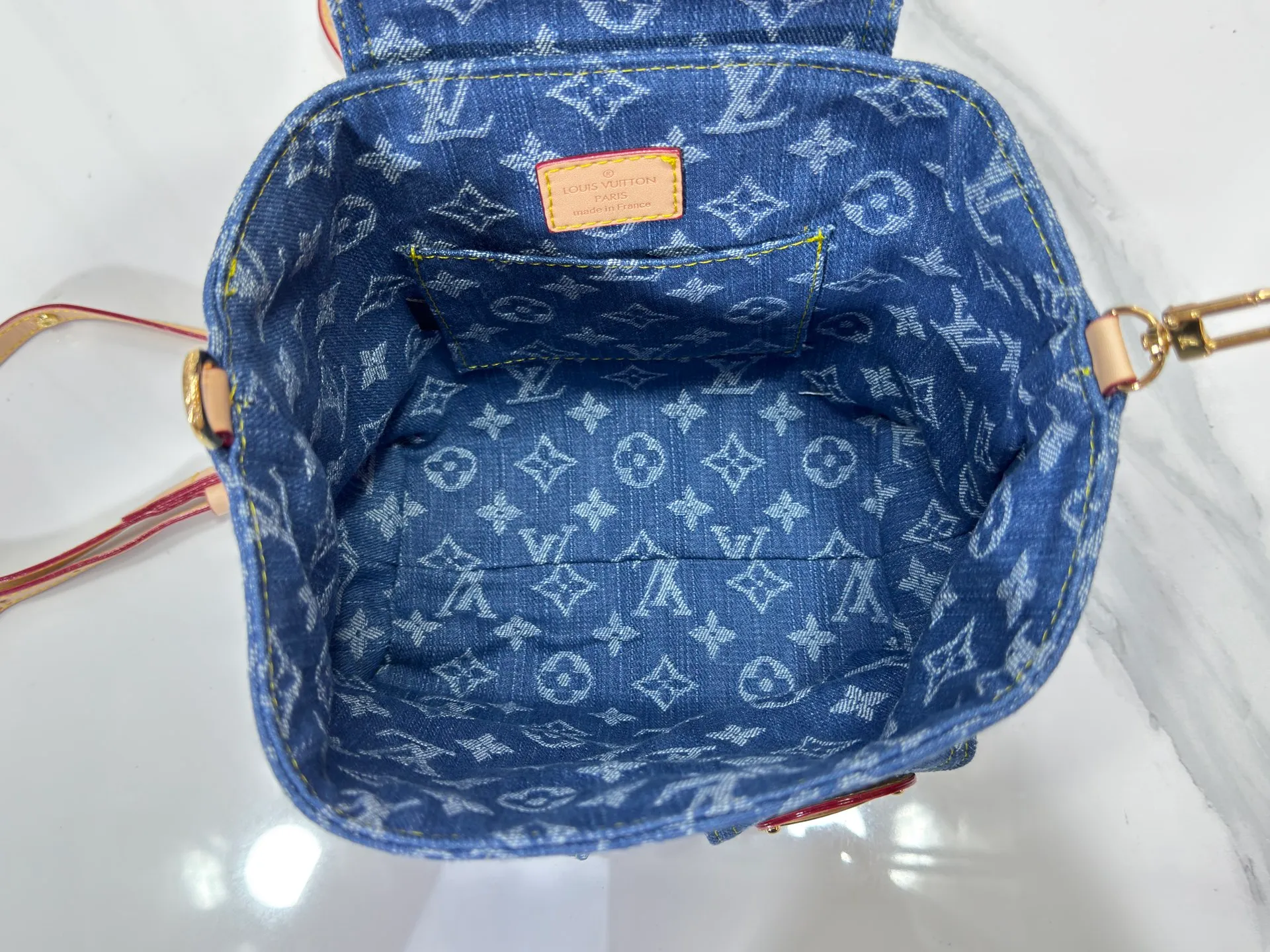 P340 M13679 M13031 M46836 M13081 Upgraded original version This Venice backpack is from the Louis Vuitton x Takashi Murakami replica series. The Monogram denim is blended with personalized cherry embroidery, using interesting brushwork to interpret the colorful interest painted by Japanese artists. Fine leather outlines the slender shoulder straps, and shiny buckles accentuate the flap and outer pocket. 26 x 7 x 24 cm (height x width x length)
