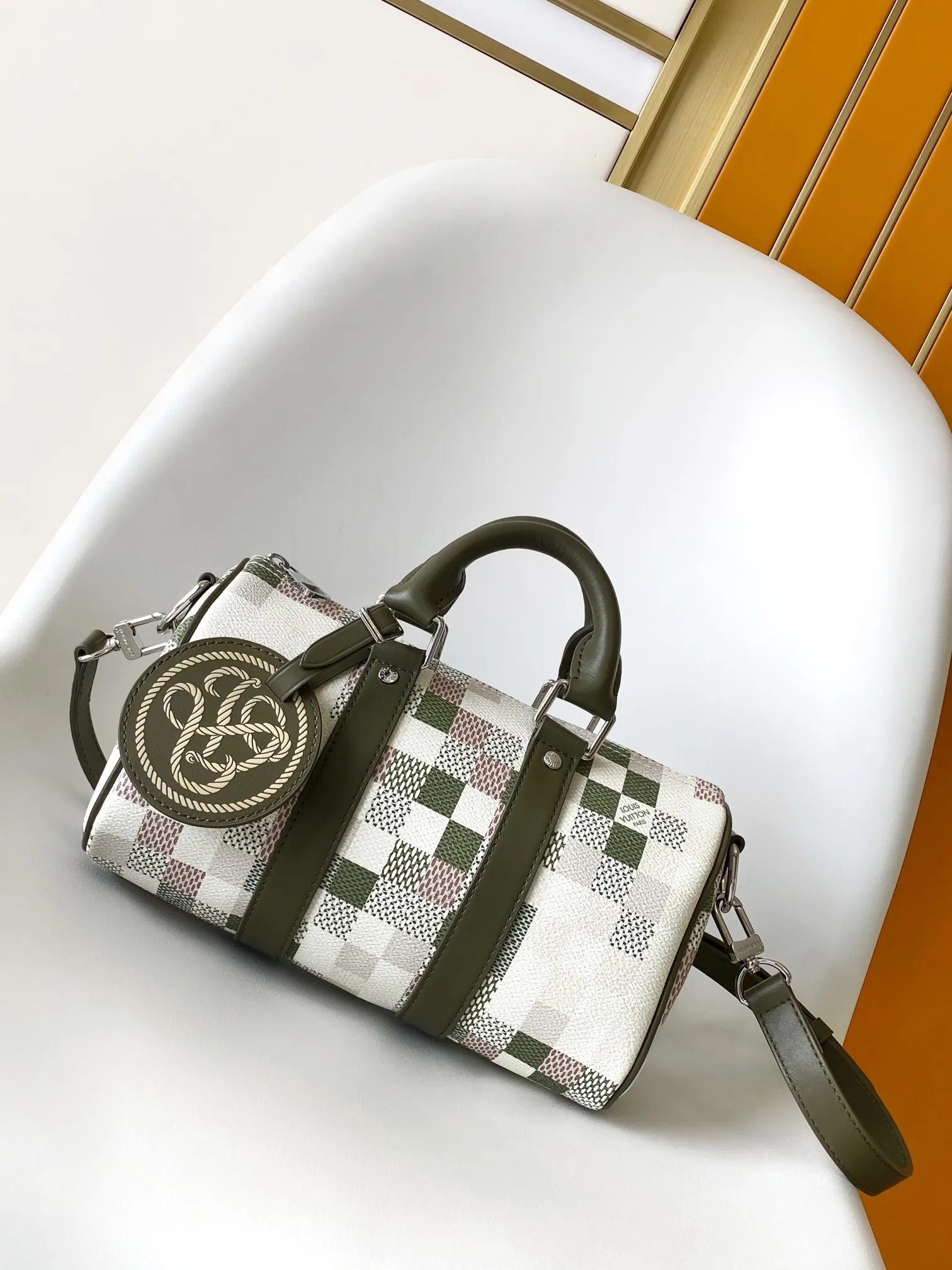 💰980 Top Original M00105 Gradient Plaid Pillow Bag This Keepall 25 handbag is made of Monogram Eclipse Reverse canvas, showing an elegant reinterpretation of Louis Vuitton's classic pattern. The reinforced straps and leather nameplate continue the iconic elements of the Keepall series, and the zipper closure keeps personal items safe and secure. Dimensions: 25.0 x 15.0 x 11.0cm (Length x Height x Width)