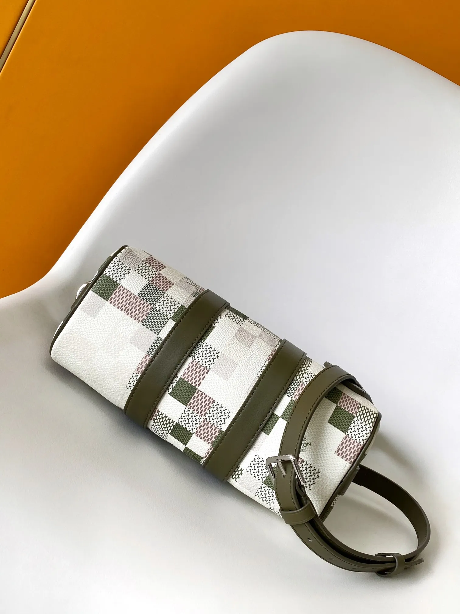 💰980 Top Original M00105 Gradient Plaid Pillow Bag This Keepall 25 handbag is made of Monogram Eclipse Reverse canvas, showing an elegant reinterpretation of Louis Vuitton's classic pattern. The reinforced straps and leather nameplate continue the iconic elements of the Keepall series, and the zipper closure keeps personal items safe and secure. Dimensions: 25.0 x 15.0 x 11.0cm (Length x Height x Width)