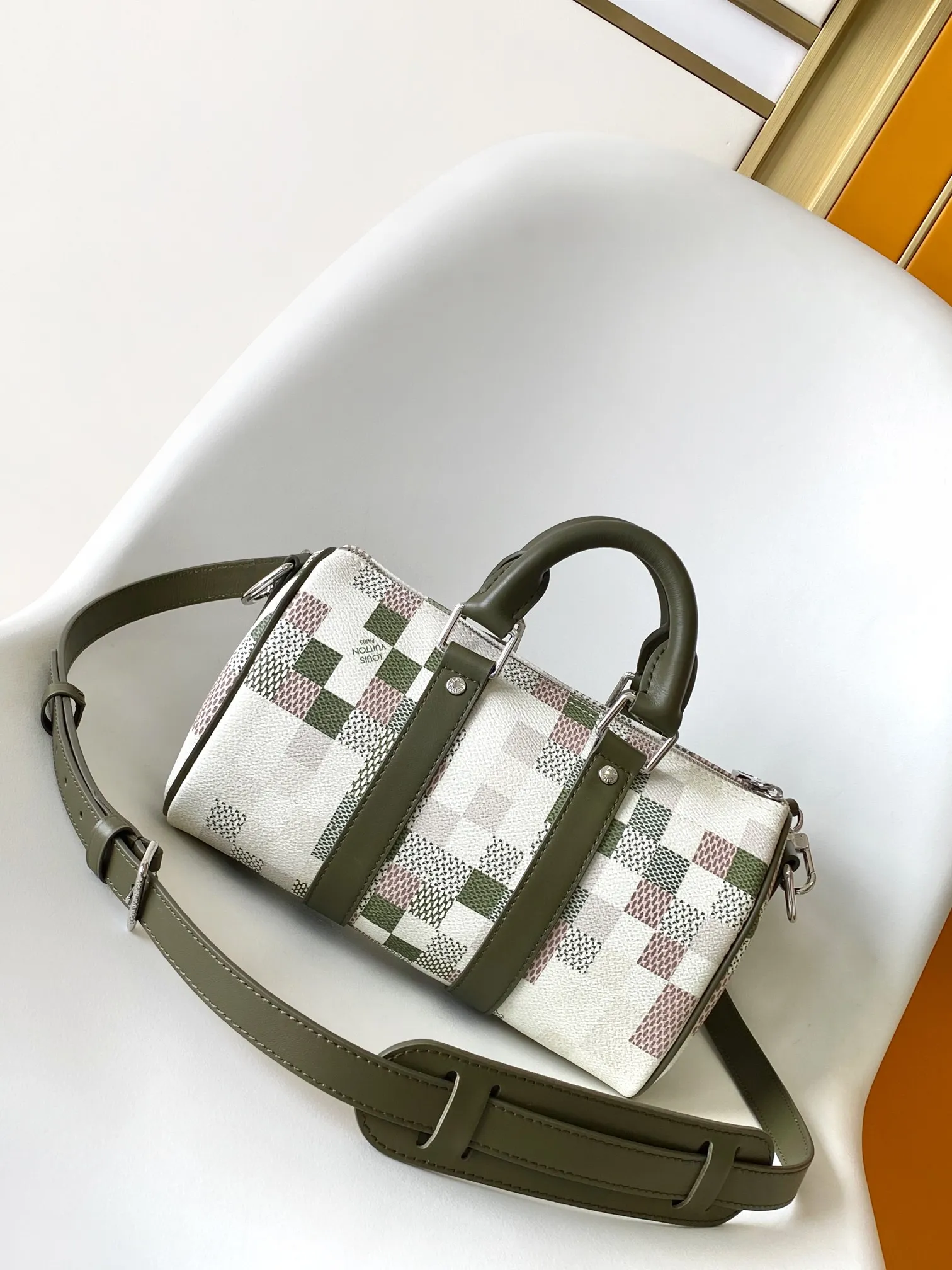 💰980 Top Original M00105 Gradient Plaid Pillow Bag This Keepall 25 handbag is made of Monogram Eclipse Reverse canvas, showing an elegant reinterpretation of Louis Vuitton's classic pattern. The reinforced straps and leather nameplate continue the iconic elements of the Keepall series, and the zipper closure keeps personal items safe and secure. Dimensions: 25.0 x 15.0 x 11.0cm (Length x Height x Width)