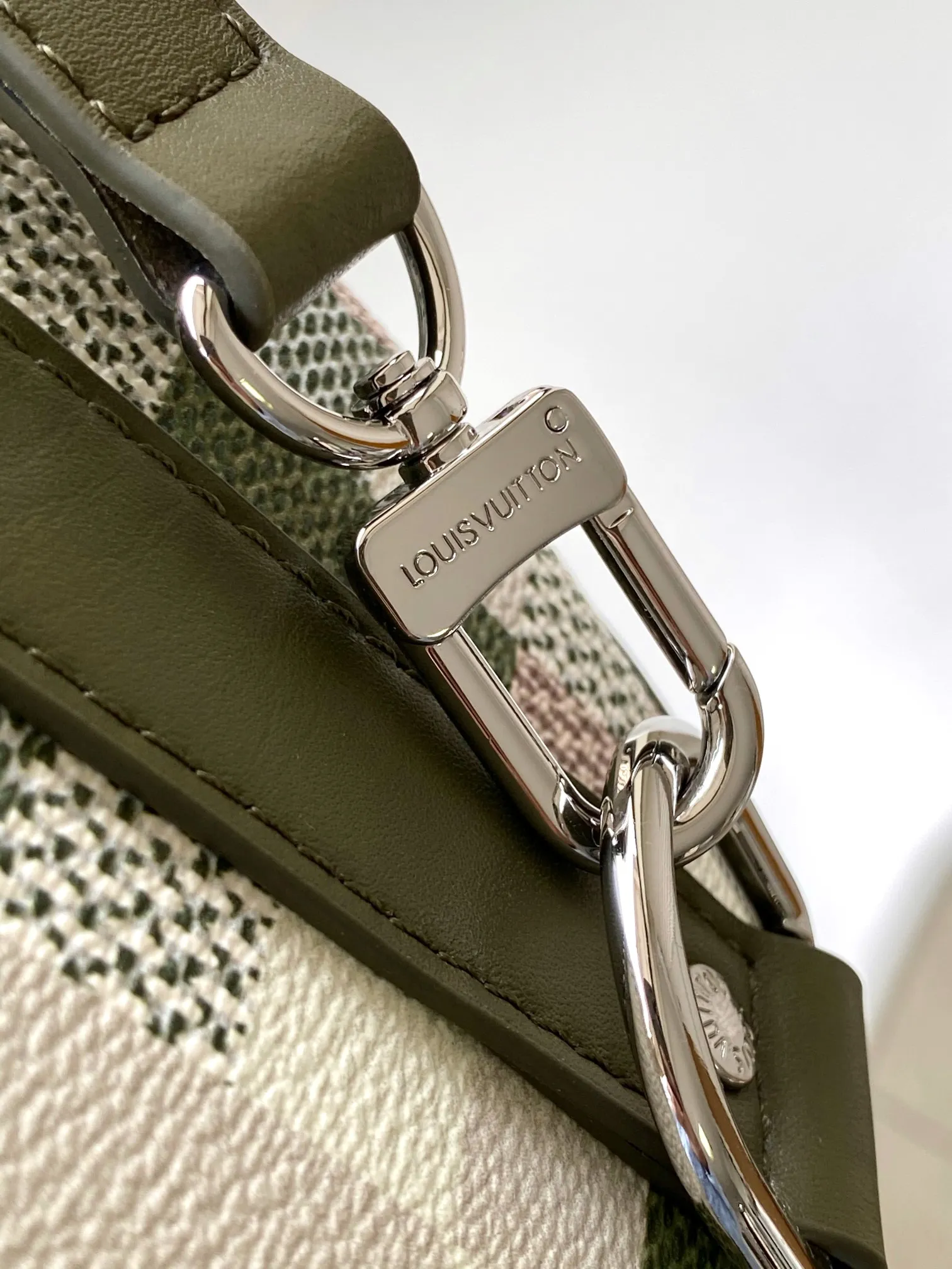 💰980 Top Original M00105 Gradient Plaid Pillow Bag This Keepall 25 handbag is made of Monogram Eclipse Reverse canvas, showing an elegant reinterpretation of Louis Vuitton's classic pattern. The reinforced straps and leather nameplate continue the iconic elements of the Keepall series, and the zipper closure keeps personal items safe and secure. Dimensions: 25.0 x 15.0 x 11.0cm (Length x Height x Width)