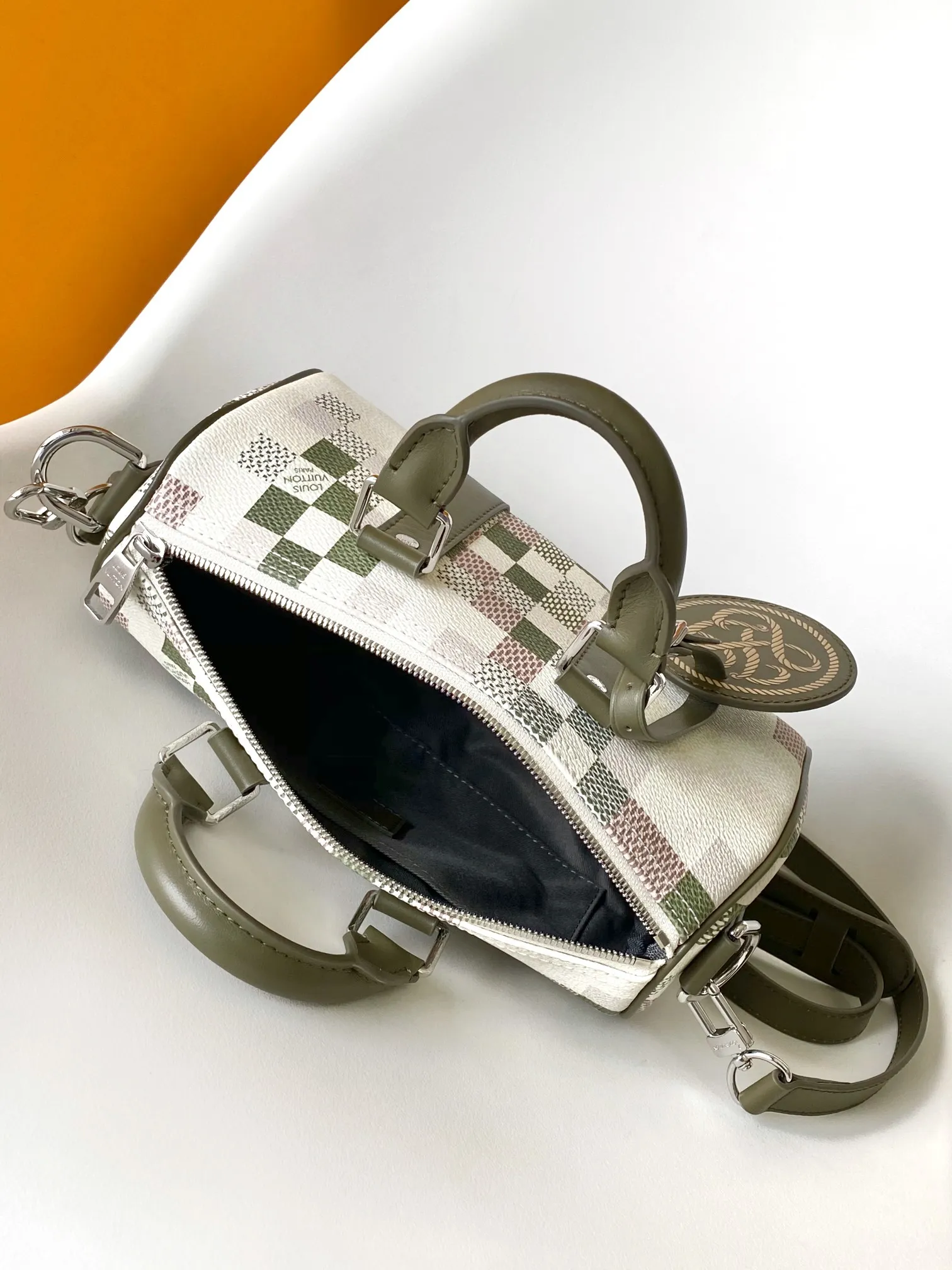 💰980 Top Original M00105 Gradient Plaid Pillow Bag This Keepall 25 handbag is made of Monogram Eclipse Reverse canvas, showing an elegant reinterpretation of Louis Vuitton's classic pattern. The reinforced straps and leather nameplate continue the iconic elements of the Keepall series, and the zipper closure keeps personal items safe and secure. Dimensions: 25.0 x 15.0 x 11.0cm (Length x Height x Width)