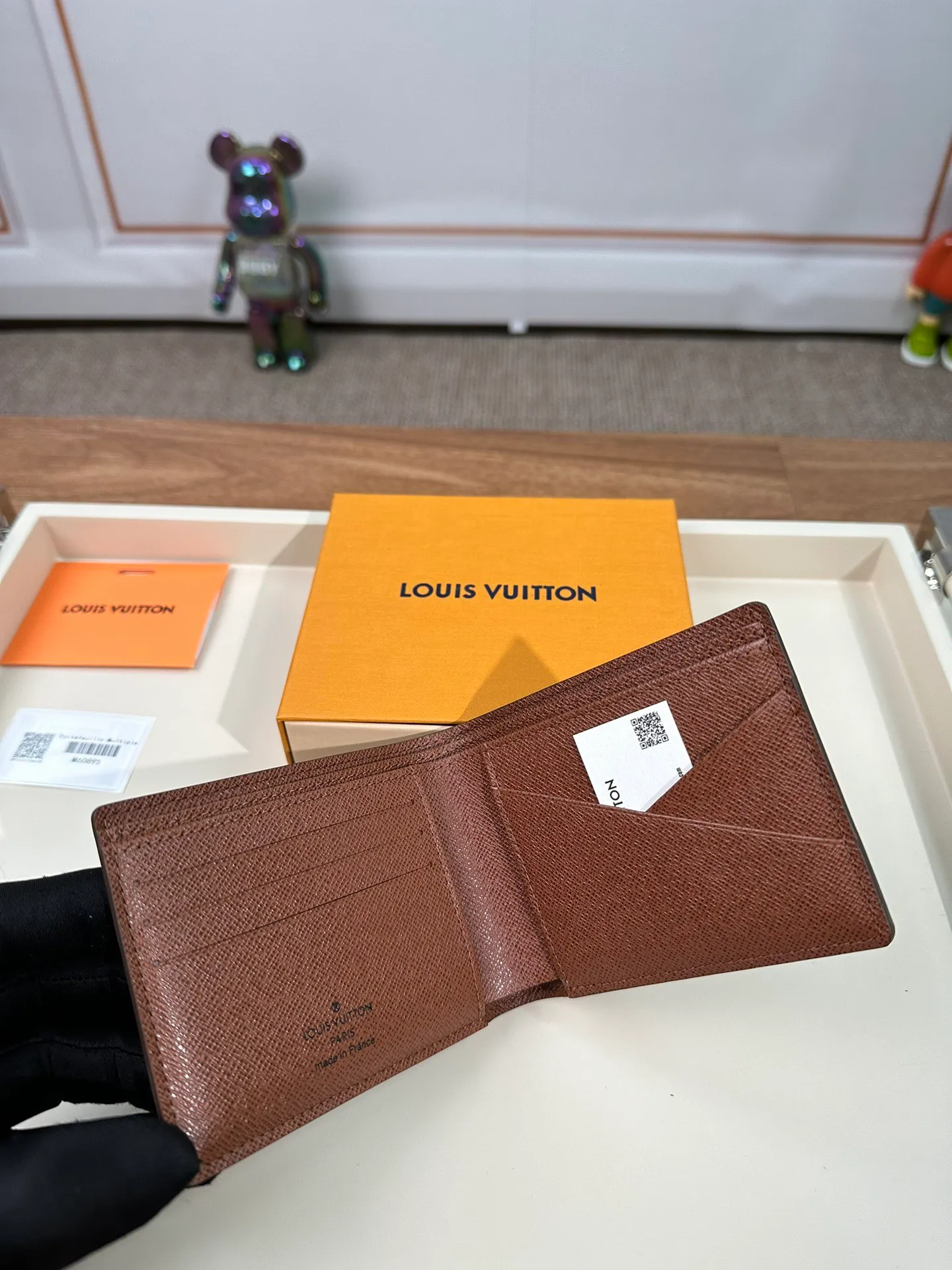 P440 M60895 [Special Authentic] Wallet is made of canvas and has multiple pockets for placing credit cards, banknotes, and invoices. 11.5X9cm
