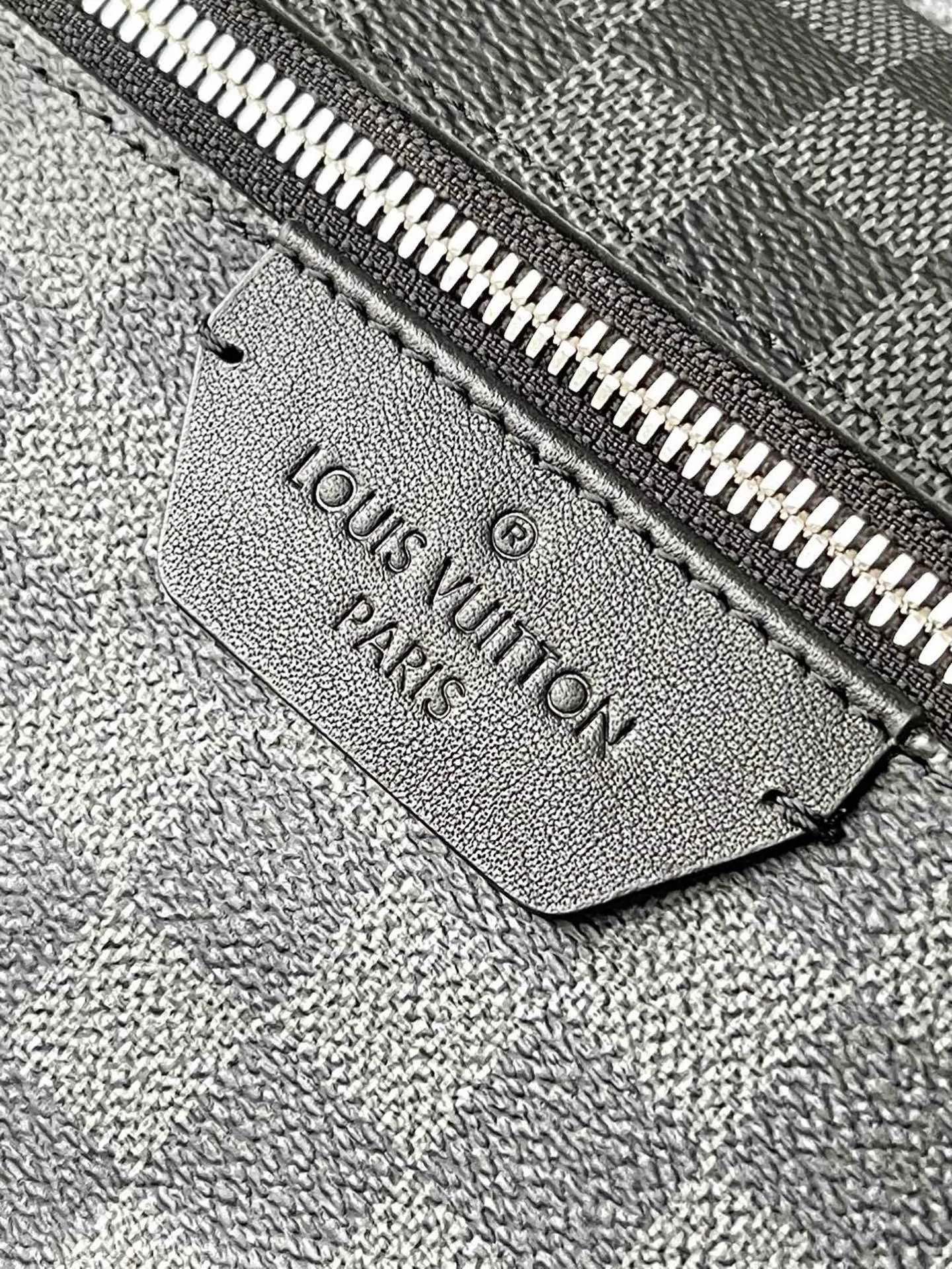 💰960 Top Original N40514 Black Check This Discovery small backpack is made of Monogram Eclipse canvas and continues its flexible functionality in a more compact configuration. Exterior pockets, zippered front pockets, and open side pockets provide easy access, while interior pockets keep things organized. Dimensions: 29 x 38 x 20 cm