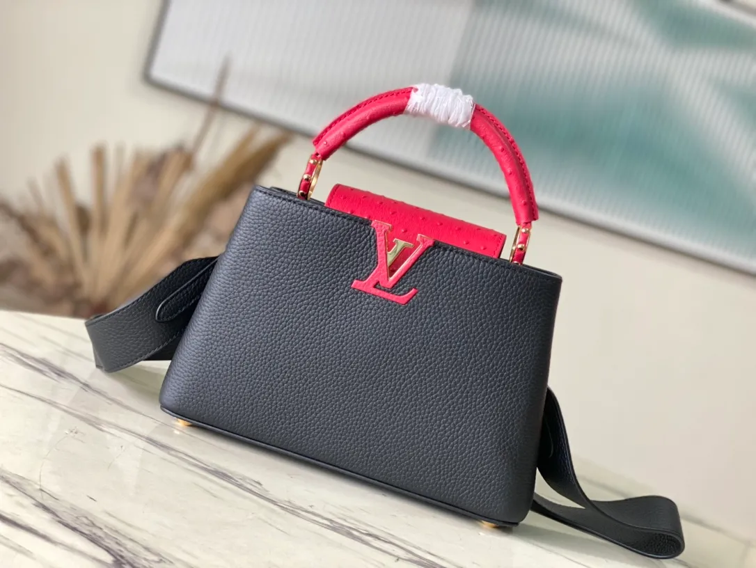 💰2160 (special grade original leather) N83103 black and red ostrich pattern small Capucines handbag is made of Taurillon leather to create an exquisite shape, and the flap, handle and LV letters are wrapped in ostrich leather. The flap can be opened or closed to read the LV logo, and the wide, removable leather shoulder strap adds a modern touch. size:27x18x9cm