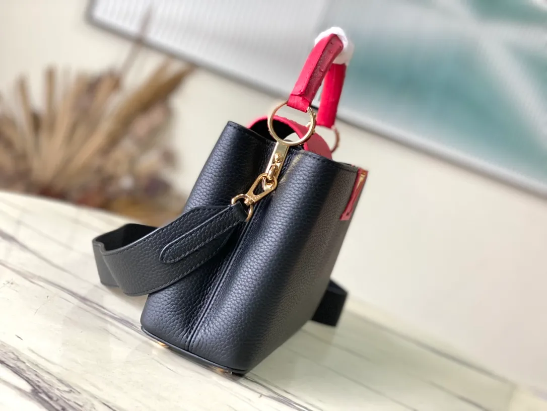 💰2160 (special grade original leather) N83103 black and red ostrich pattern small Capucines handbag is made of Taurillon leather to create an exquisite shape, and the flap, handle and LV letters are wrapped in ostrich leather. The flap can be opened or closed to read the LV logo, and the wide, removable leather shoulder strap adds a modern touch. size:27x18x9cm