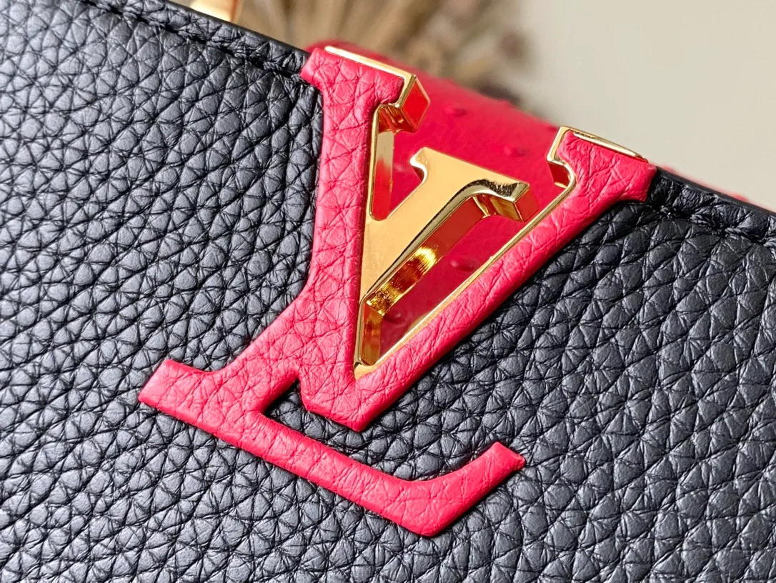 💰2160 (special grade original leather) N83103 black and red ostrich pattern small Capucines handbag is made of Taurillon leather to create an exquisite shape, and the flap, handle and LV letters are wrapped in ostrich leather. The flap can be opened or closed to read the LV logo, and the wide, removable leather shoulder strap adds a modern touch. size:27x18x9cm