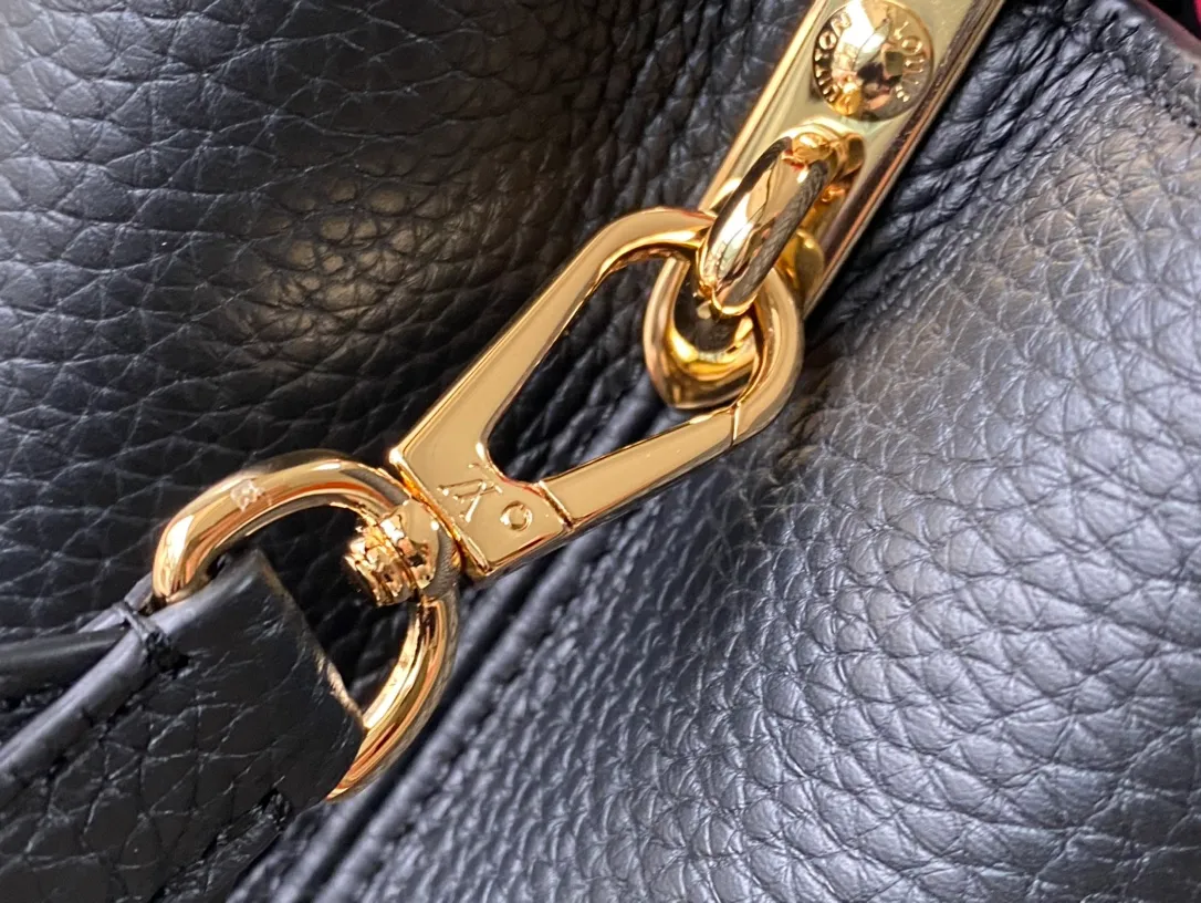 💰2160 (special grade original leather) N83103 black and red ostrich pattern small Capucines handbag is made of Taurillon leather to create an exquisite shape, and the flap, handle and LV letters are wrapped in ostrich leather. The flap can be opened or closed to read the LV logo, and the wide, removable leather shoulder strap adds a modern touch. size:27x18x9cm