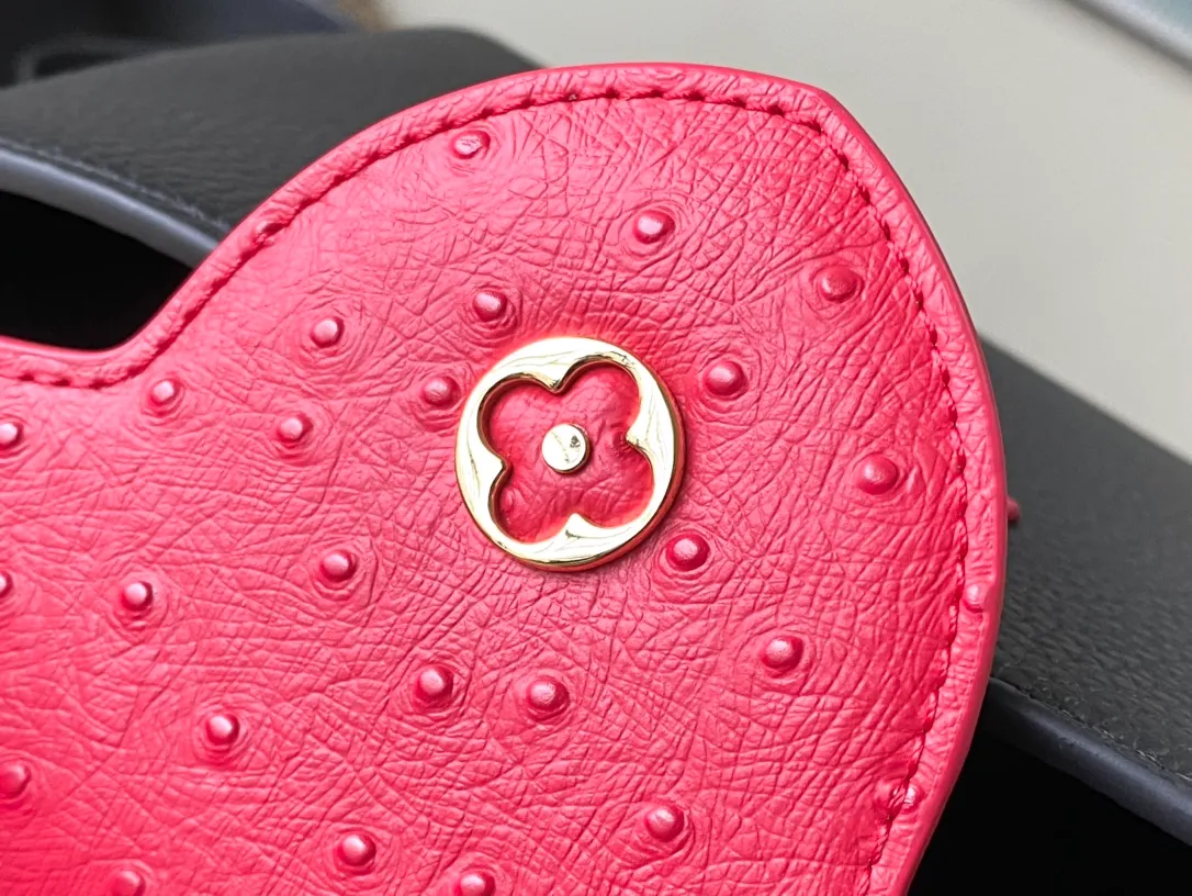 💰2160 (special grade original leather) N83103 black and red ostrich pattern small Capucines handbag is made of Taurillon leather to create an exquisite shape, and the flap, handle and LV letters are wrapped in ostrich leather. The flap can be opened or closed to read the LV logo, and the wide, removable leather shoulder strap adds a modern touch. size:27x18x9cm