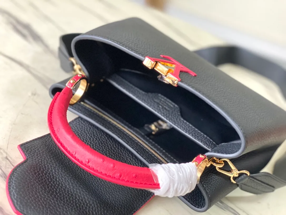 💰2160 (special grade original leather) N83103 black and red ostrich pattern small Capucines handbag is made of Taurillon leather to create an exquisite shape, and the flap, handle and LV letters are wrapped in ostrich leather. The flap can be opened or closed to read the LV logo, and the wide, removable leather shoulder strap adds a modern touch. size:27x18x9cm