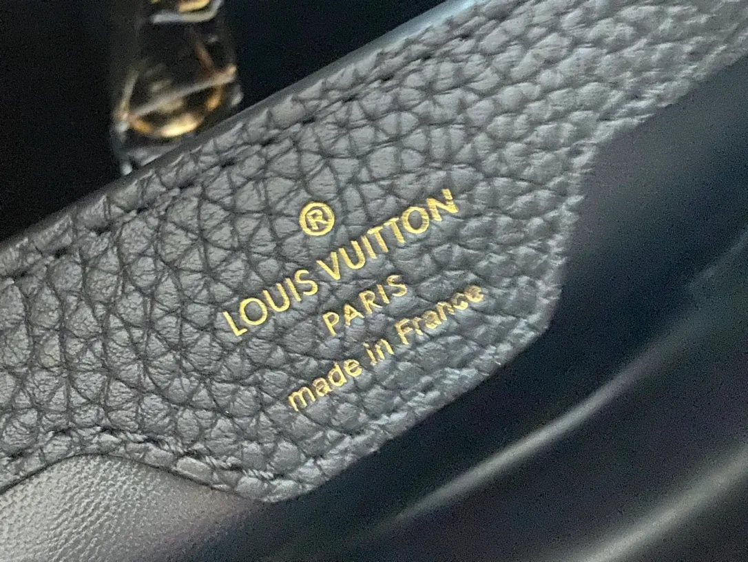 💰2160 (special grade original leather) N83103 black and red ostrich pattern small Capucines handbag is made of Taurillon leather to create an exquisite shape, and the flap, handle and LV letters are wrapped in ostrich leather. The flap can be opened or closed to read the LV logo, and the wide, removable leather shoulder strap adds a modern touch. size:27x18x9cm
