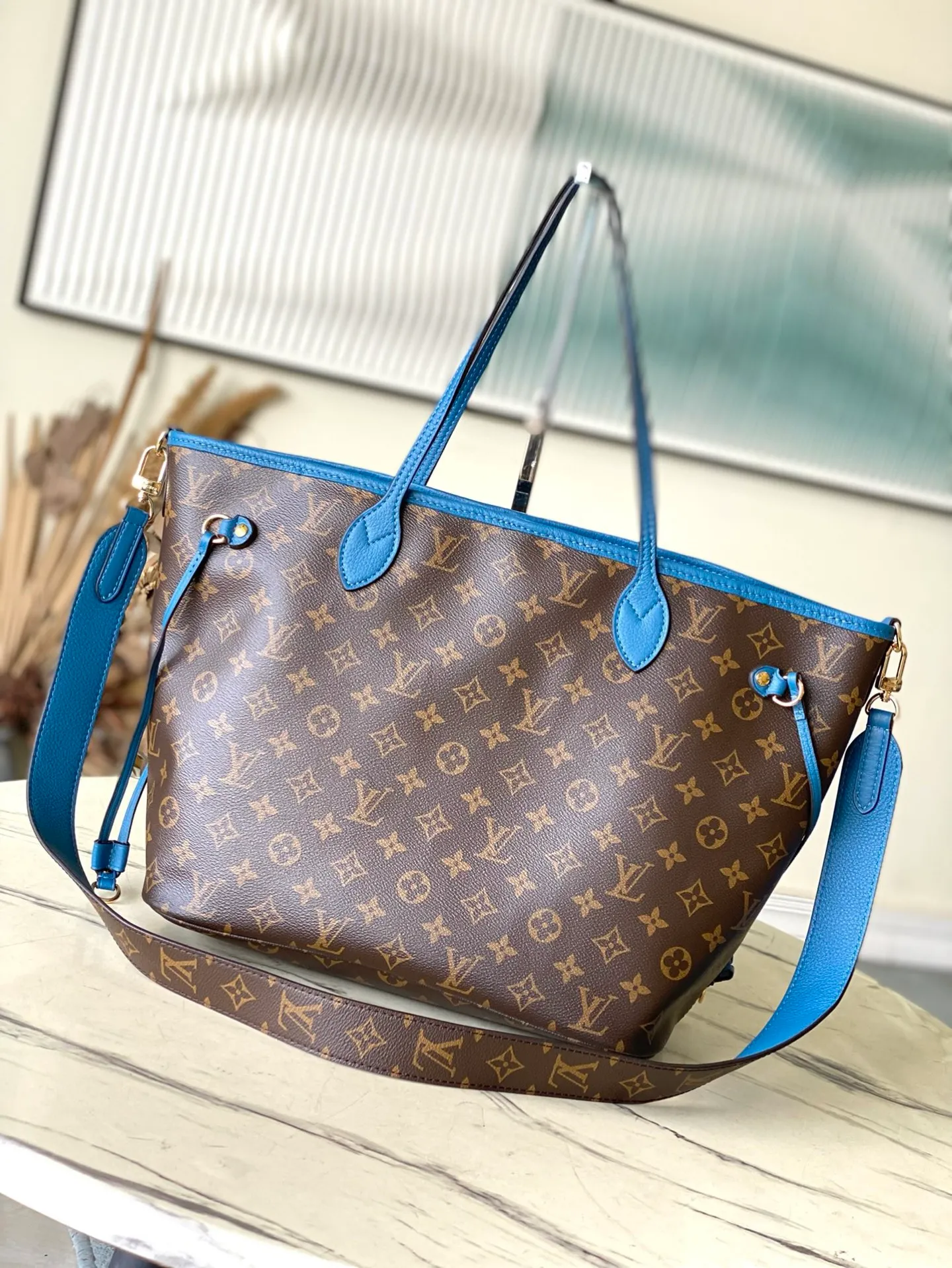 💰1000 Top Original Order M13753 As one of Louis Vuitton's classic designs, the Neverfull Bandouliere Inside Out medium handbag is made of Monogram canvas and striped fabric, with a double-sided design to highlight the new trend. The detachable shoulder strap makes it easy to carry across the body, and can also be transformed into a Hobo handbag through the side hook. Dimensions: 31 × 28 × 14 cm
